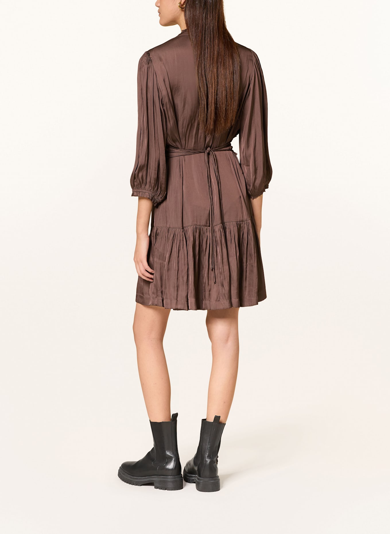 ba&sh Satinkleid CYRILIA mit 3/4-Arm und Rüschen: DUNKELBRAUN