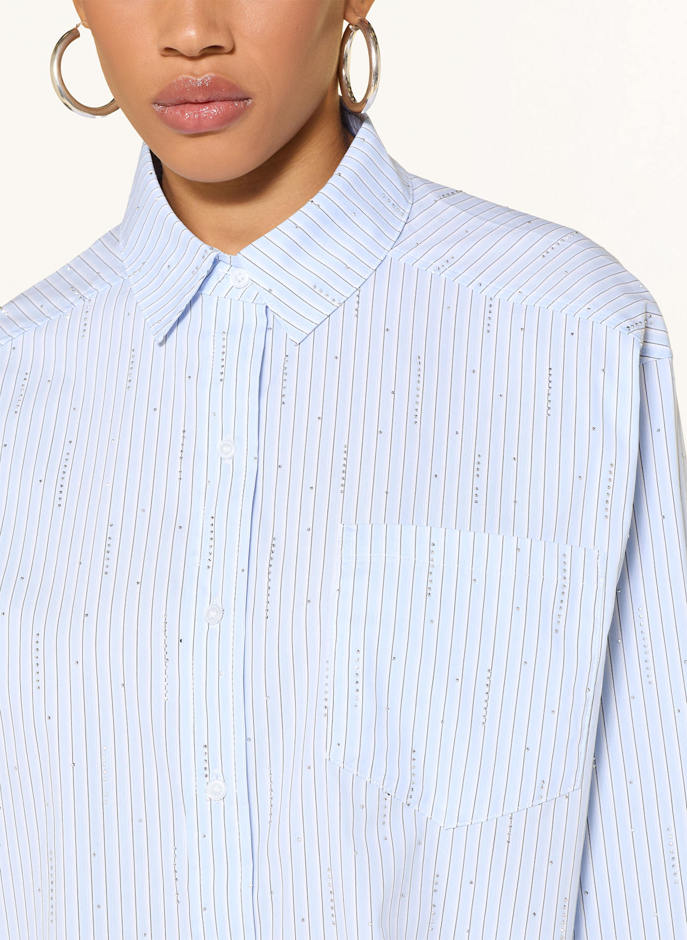 NEO NOIR Hemdbluse DALMA mit Schmucksteinen: HELLBLAU / WEISS