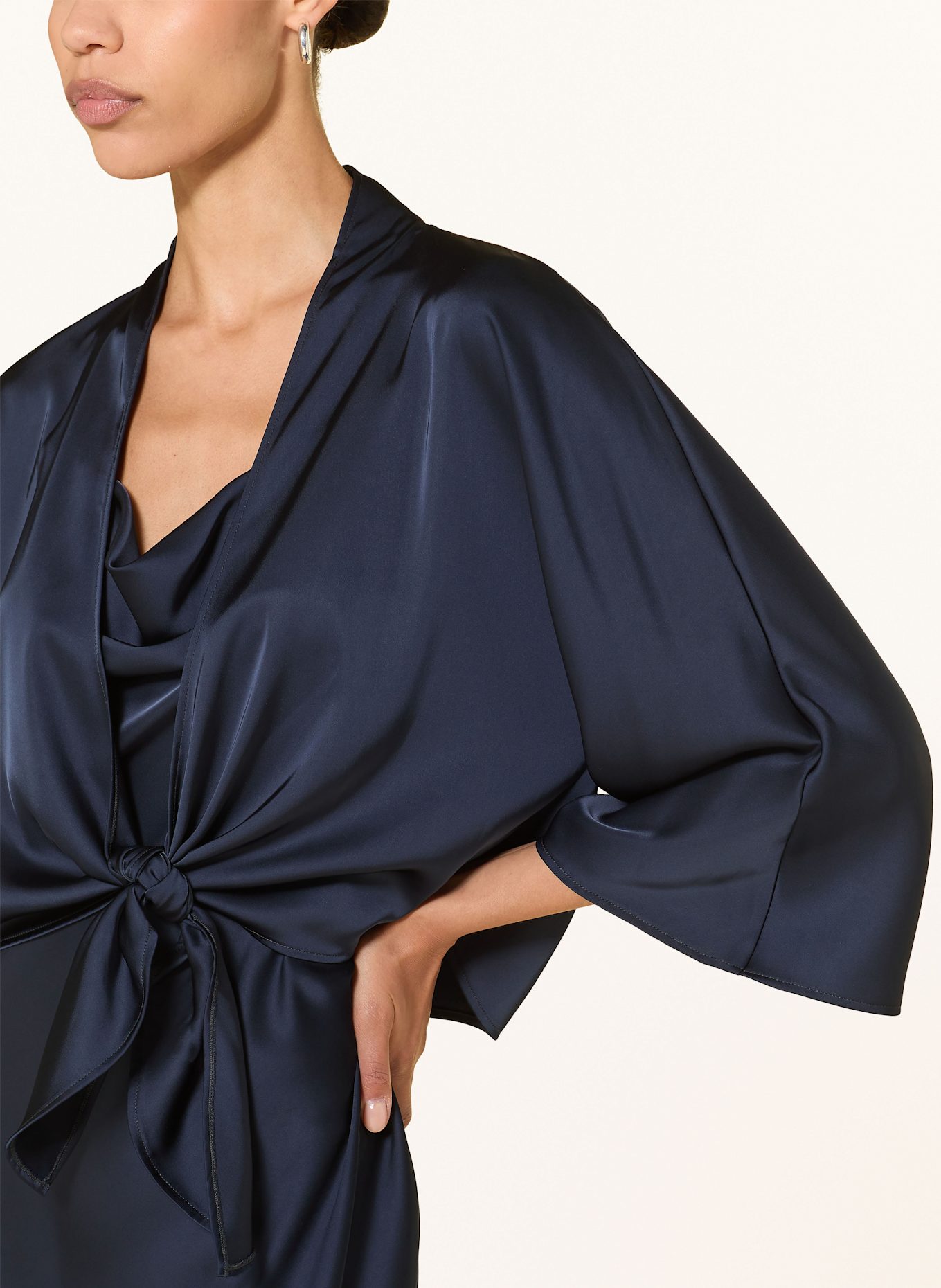 SEM PER LEI Bolero aus Satin mit 3/4-Arm: DUNKELBLAU
