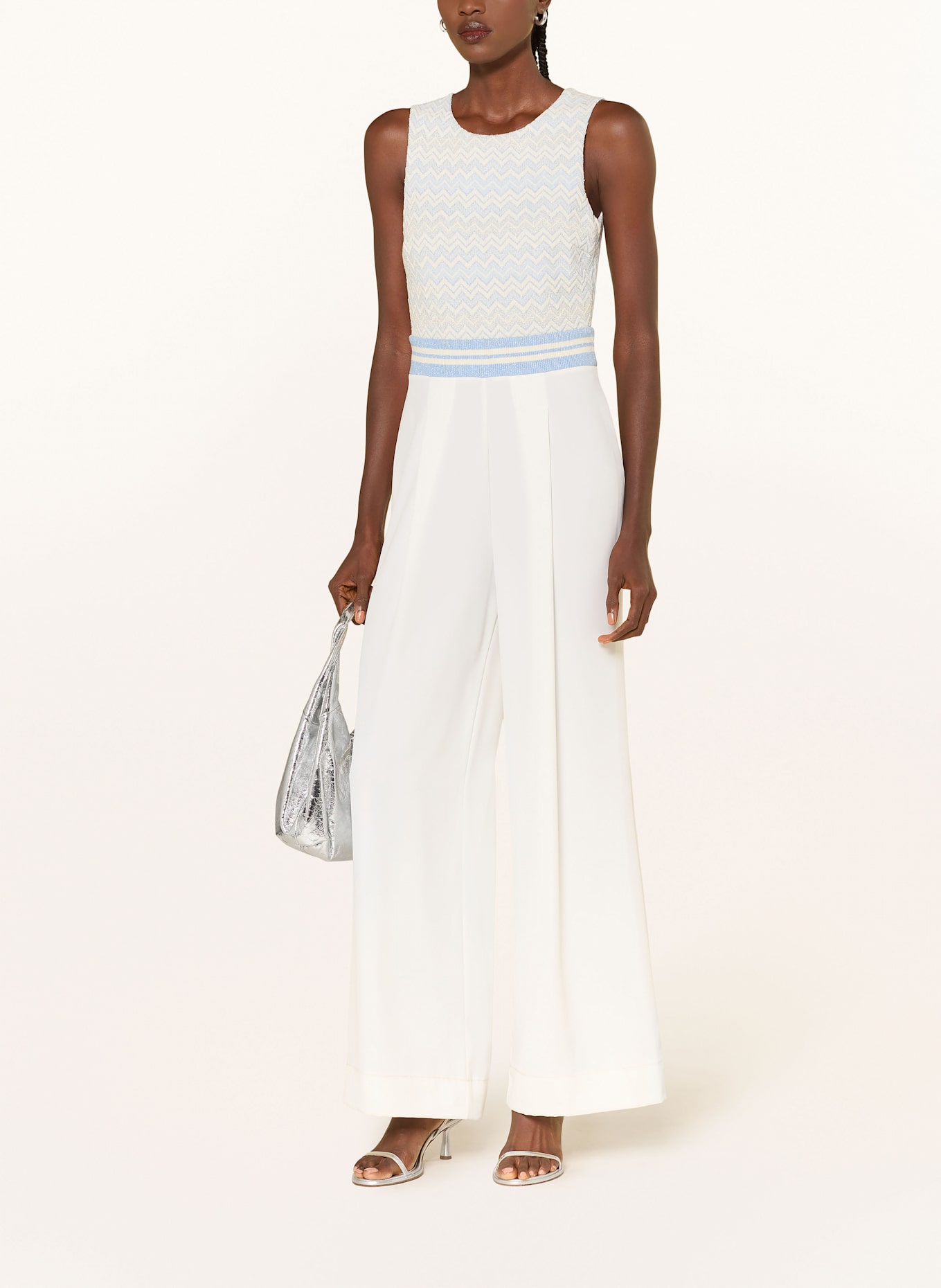 SEM PER LEI Jumpsuit im Materialmix: WEISS / HELLBLAU / SILBER