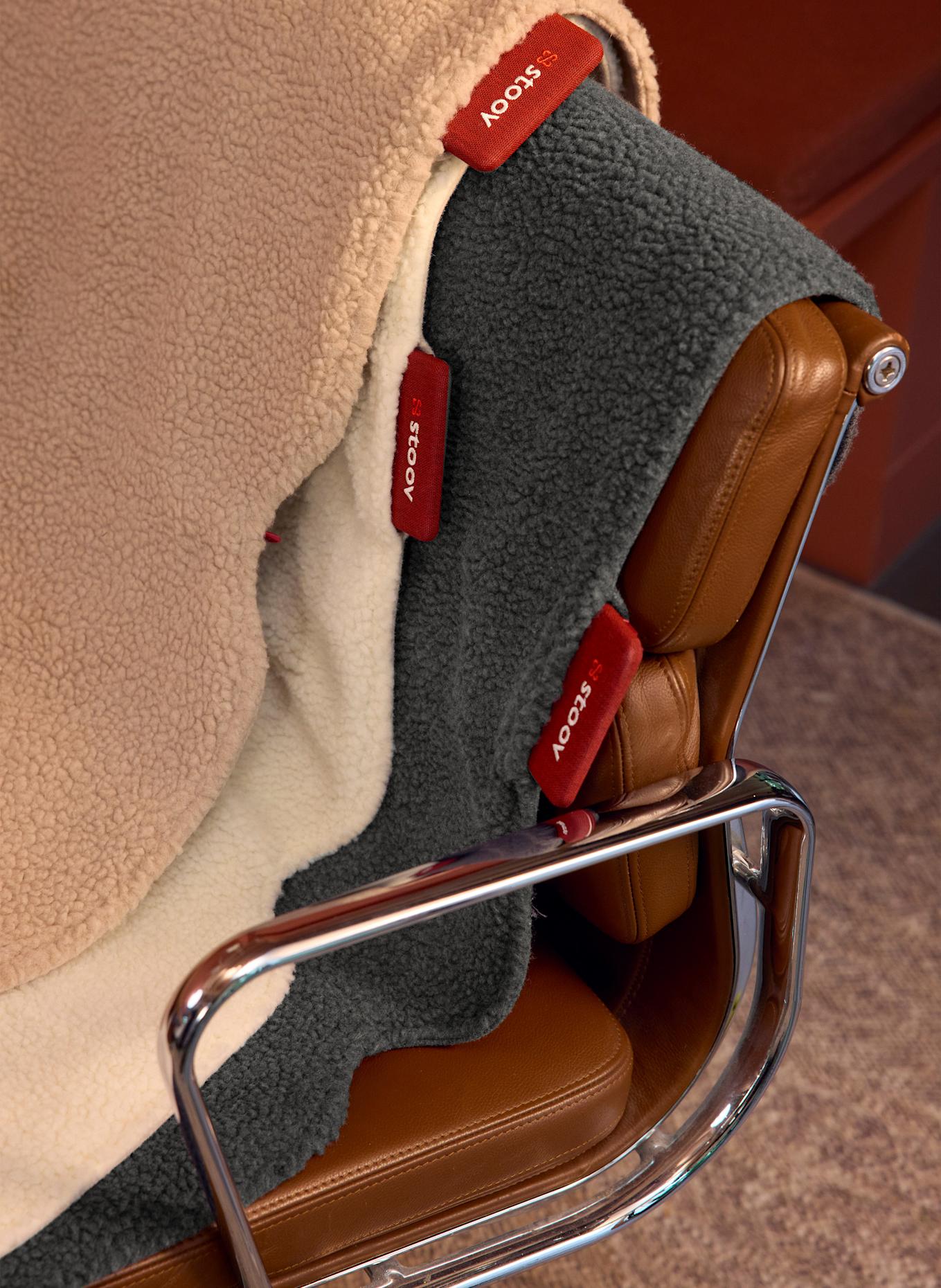 stoov Vyhřívaná deka BIG HUG EXTRALARGE: TMAVĚ ŠEDÁ