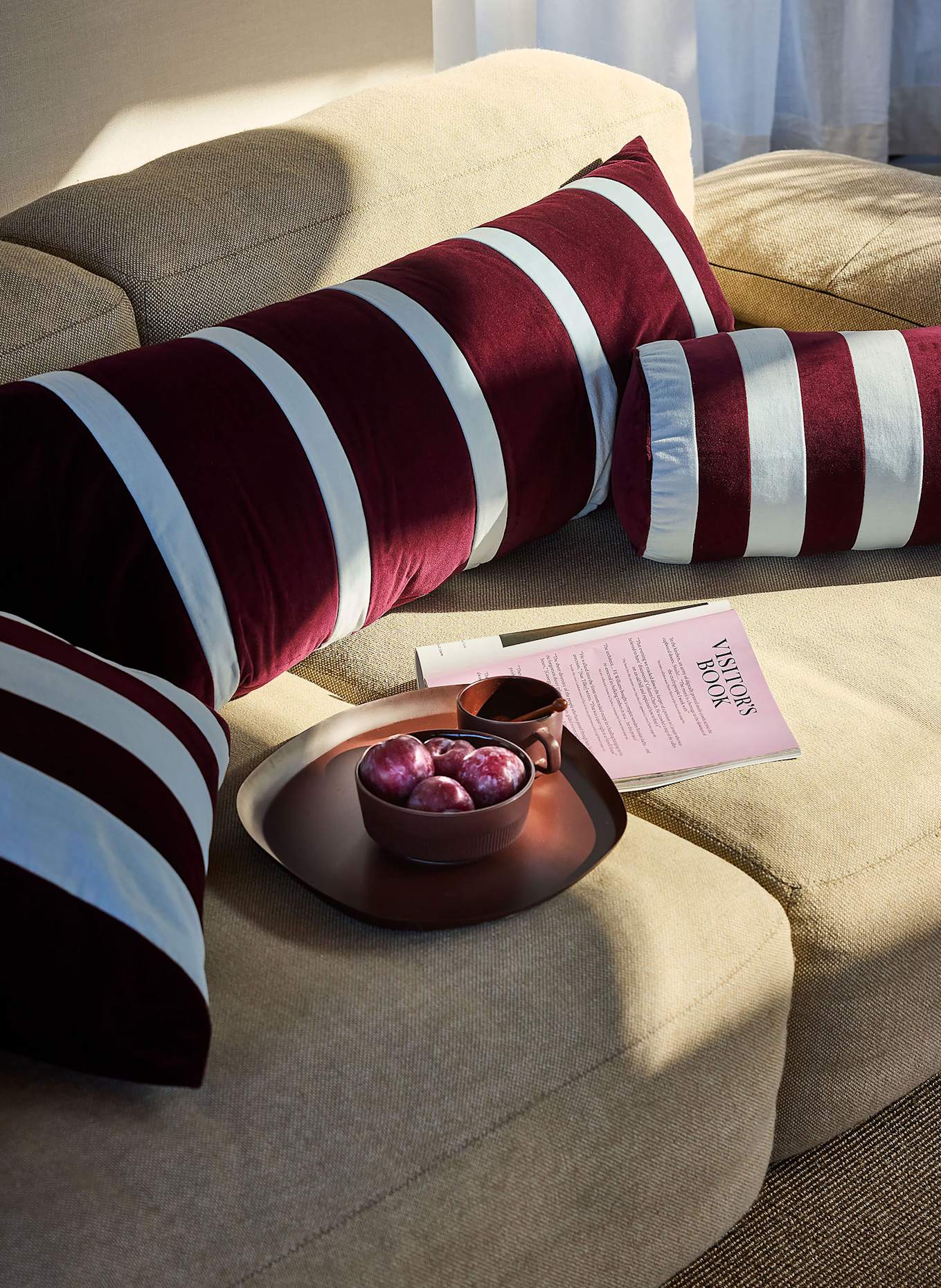 ESSENZA Poduszka dekoracyjna ISOLE: CIEMNOCZERWONY / JASNONIEBIESKI