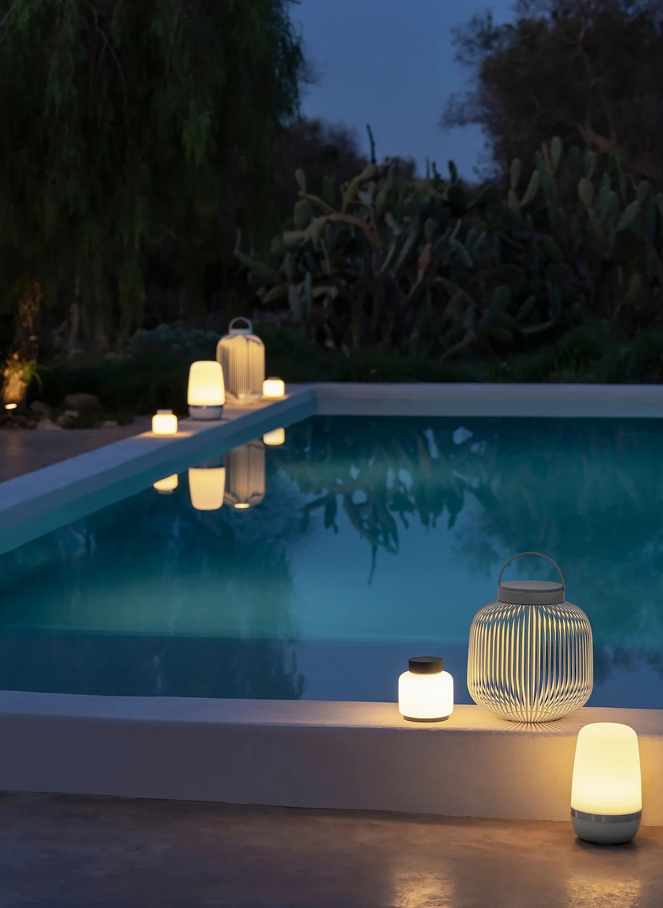 blomus Tischleuchte FAWN: SCHWARZ / WEISS