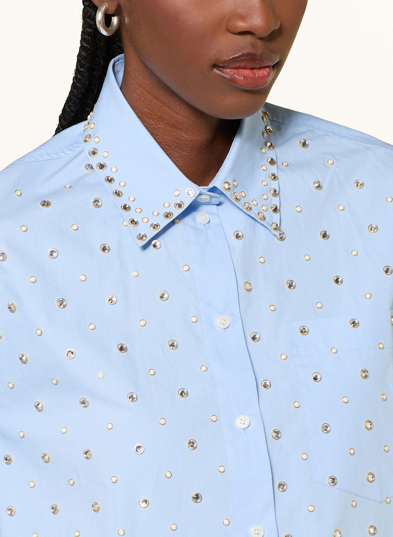 SANDRO Hemdbluse mit Schmucksteinen: HELLBLAU / GOLD / SILBER