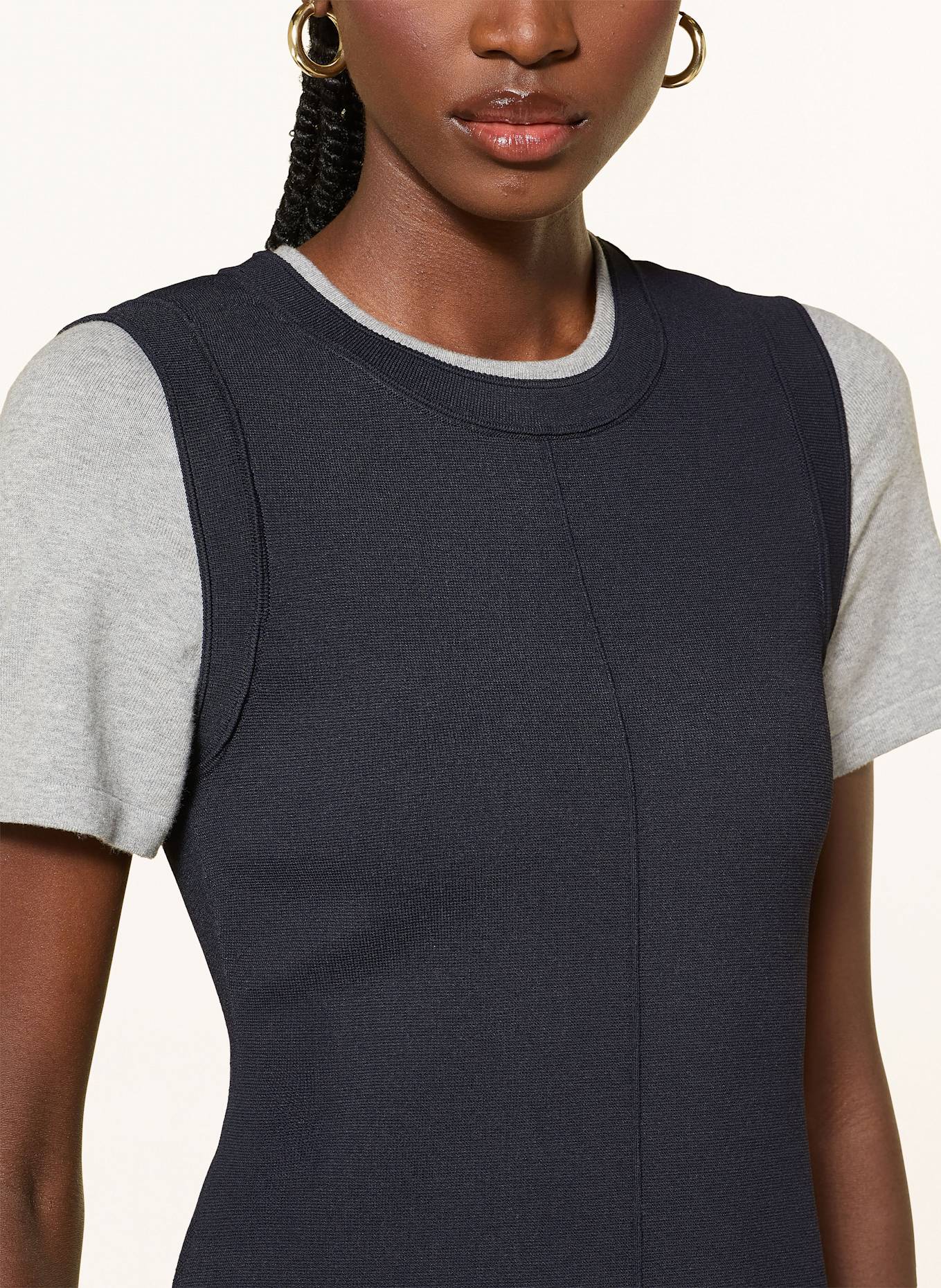 SANDRO Strickkleid mit Volants: DUNKELBLAU / GRAU