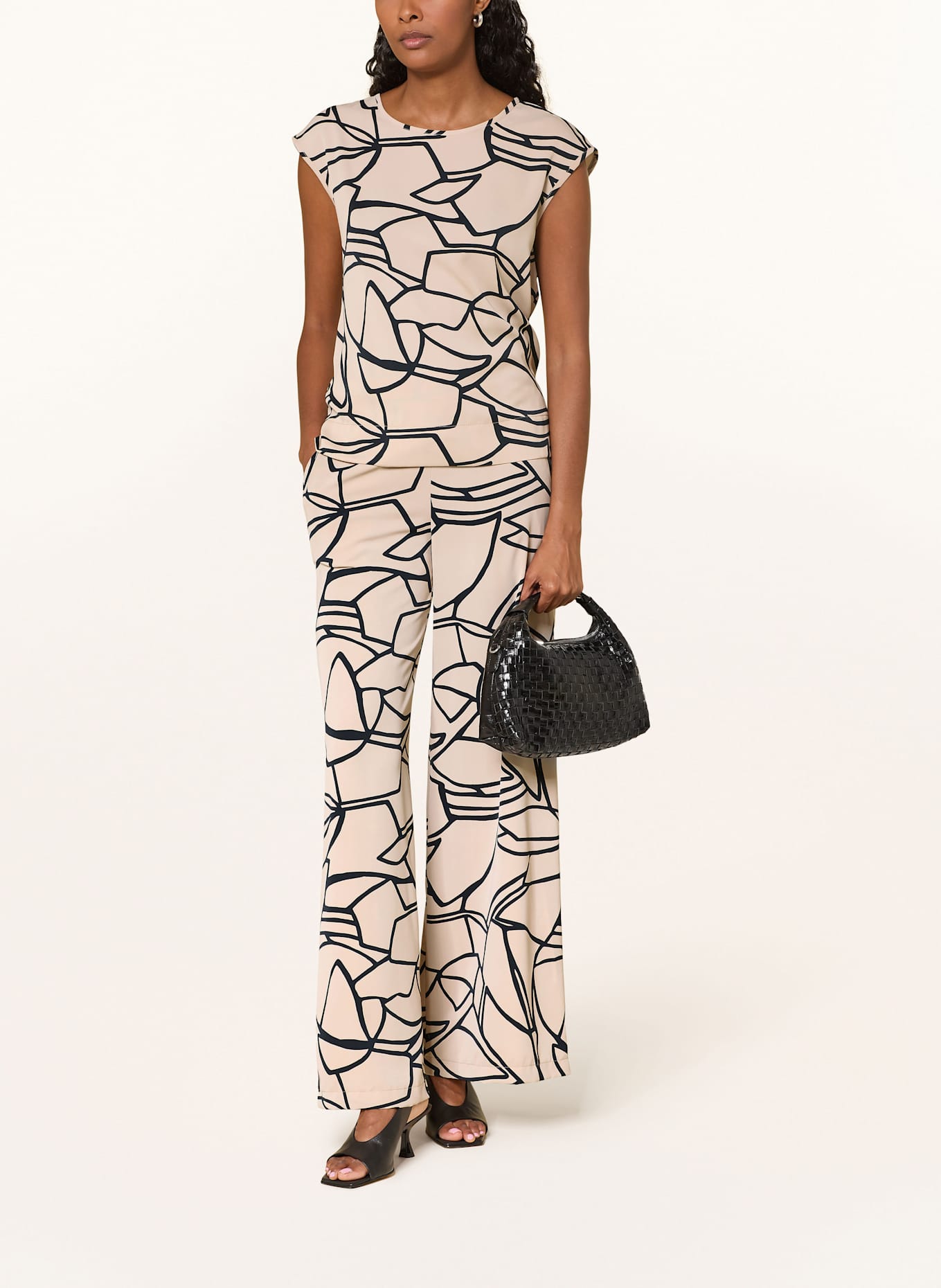 Joseph Ribkoff Wide leg trousers in satin: BEIGE / BLACK