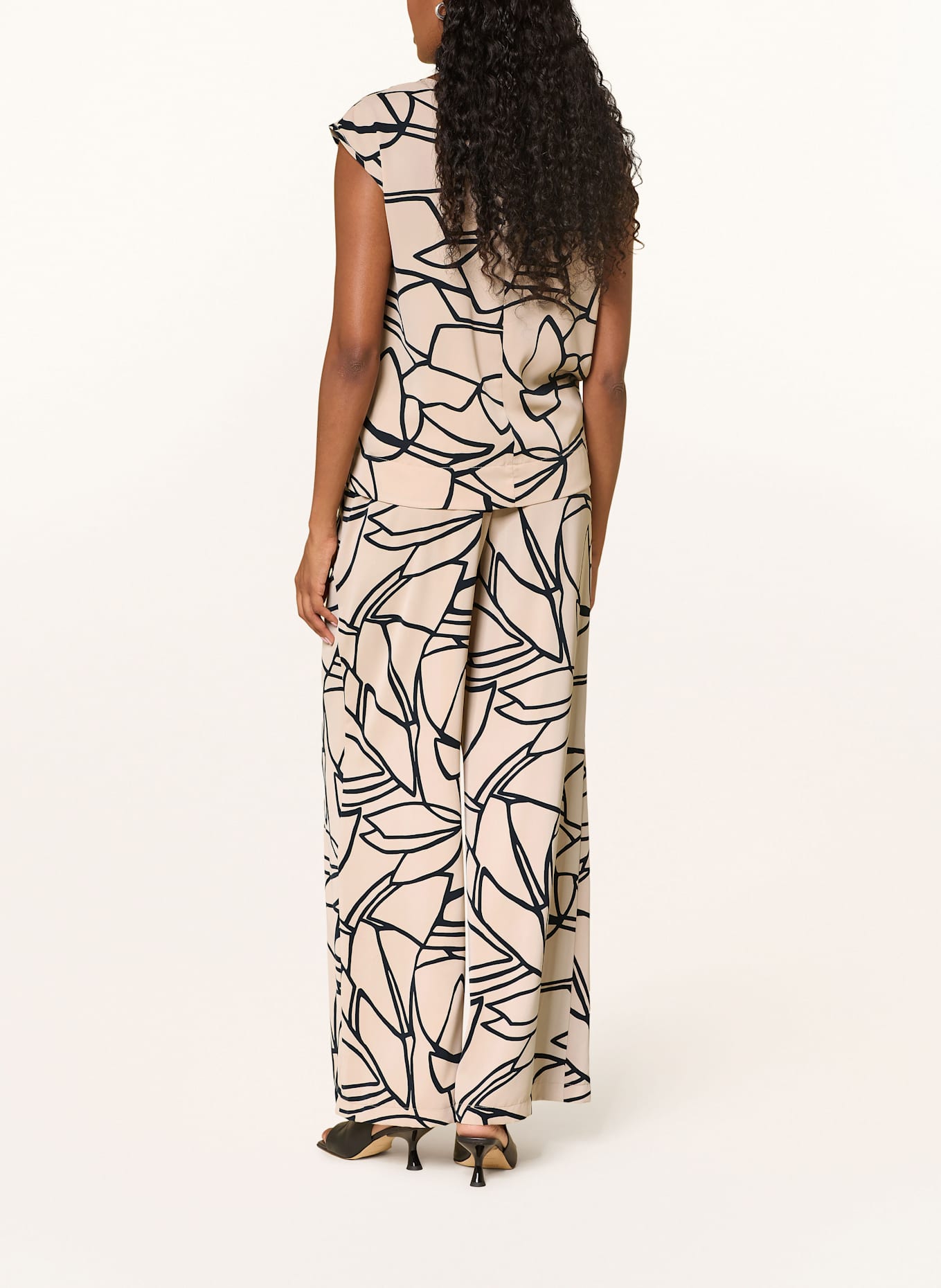 Joseph Ribkoff Wide leg trousers in satin: BEIGE / BLACK