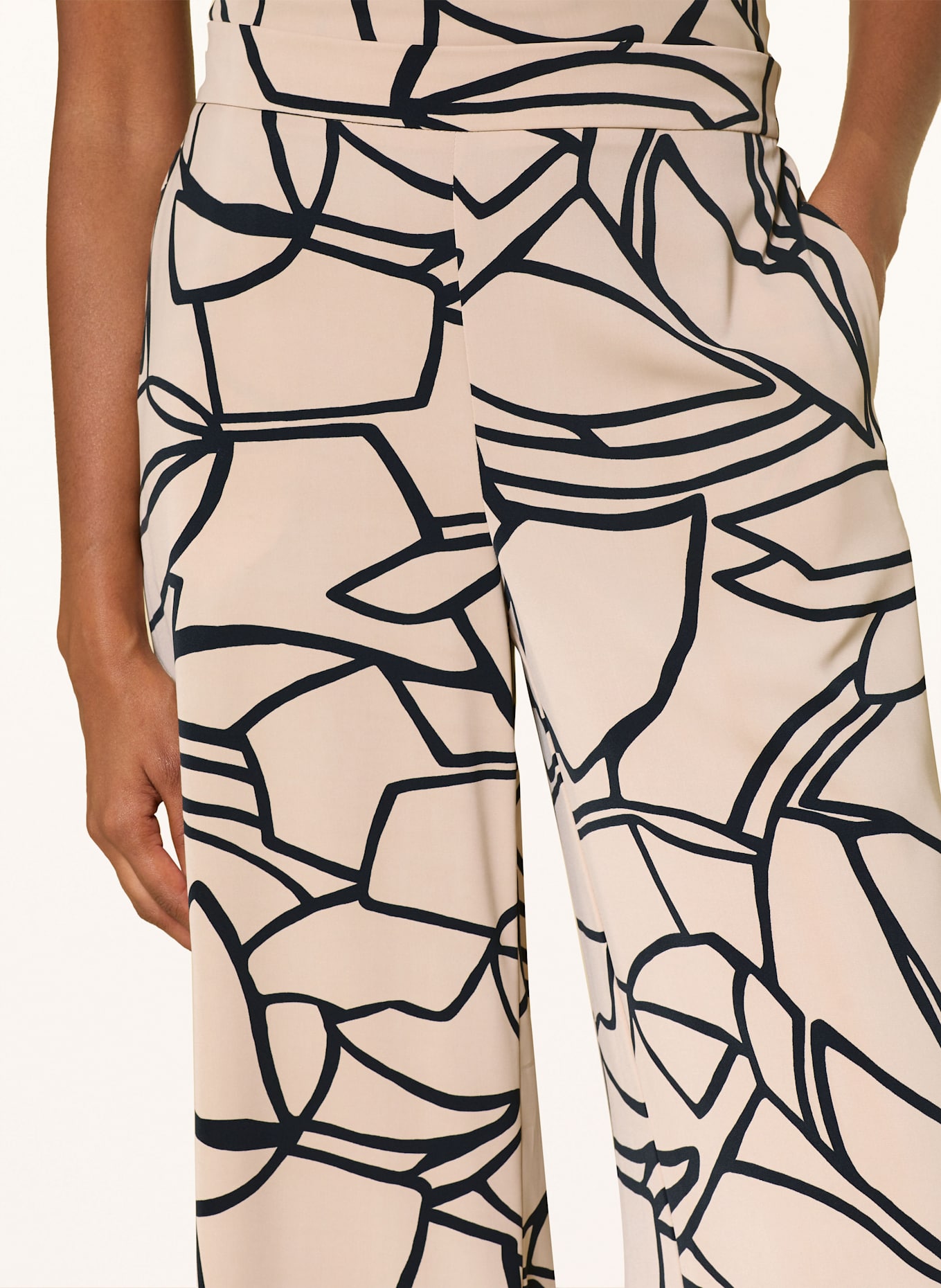 Joseph Ribkoff Wide leg trousers in satin: BEIGE / BLACK