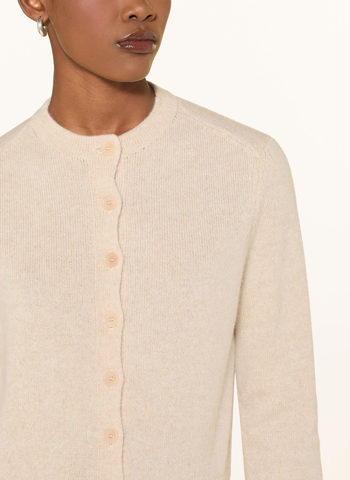 ba&sh Strickjacke KARANTE mit Rüschen: BEIGE