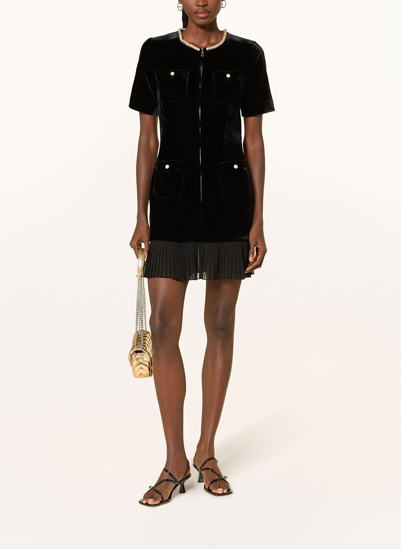 SANDRO Samtkleid mit Plissees und Schmucksteinen: SCHWARZ