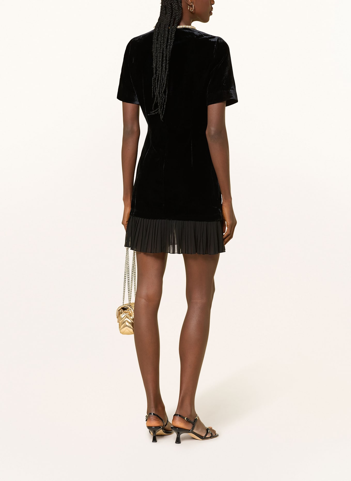 SANDRO Samtkleid mit Plissees und Schmucksteinen: SCHWARZ