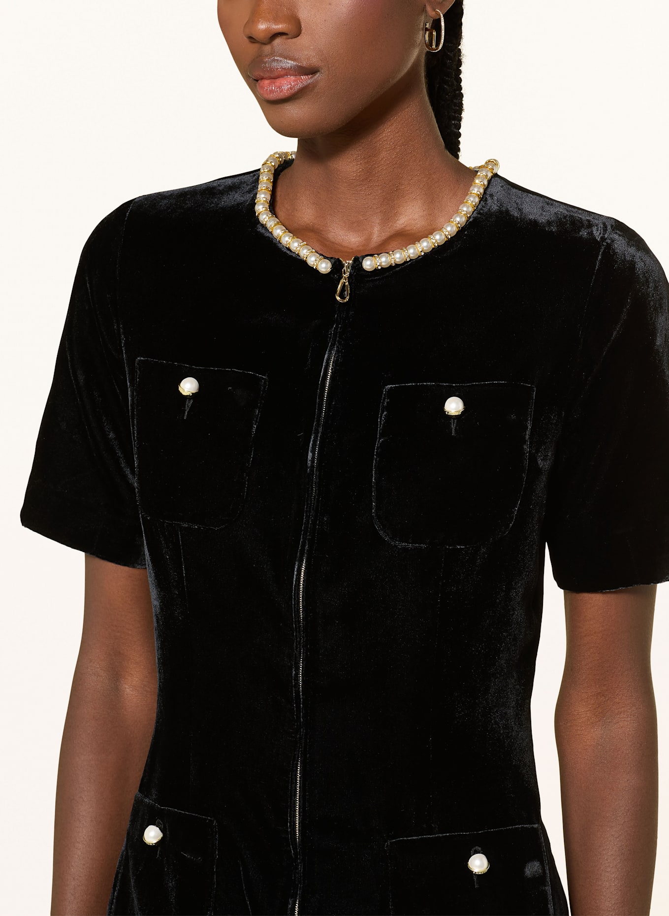 SANDRO Samtkleid mit Plissees und Schmucksteinen: SCHWARZ