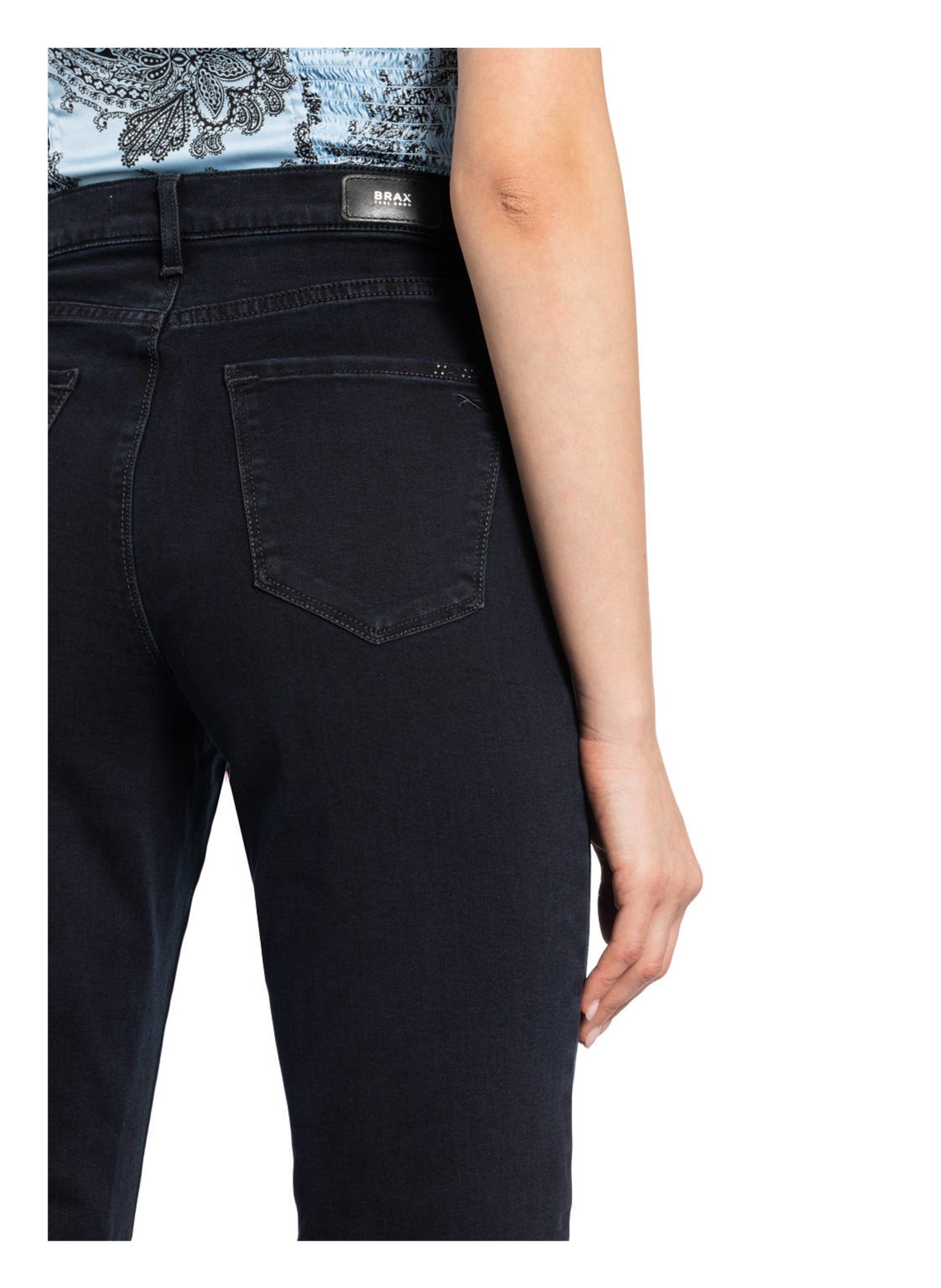 BRAX Mom Jeans CAROLA mit Swarovski Kristallen, Farbe: 22 CLEAN DARK BLUE (Bild 5)