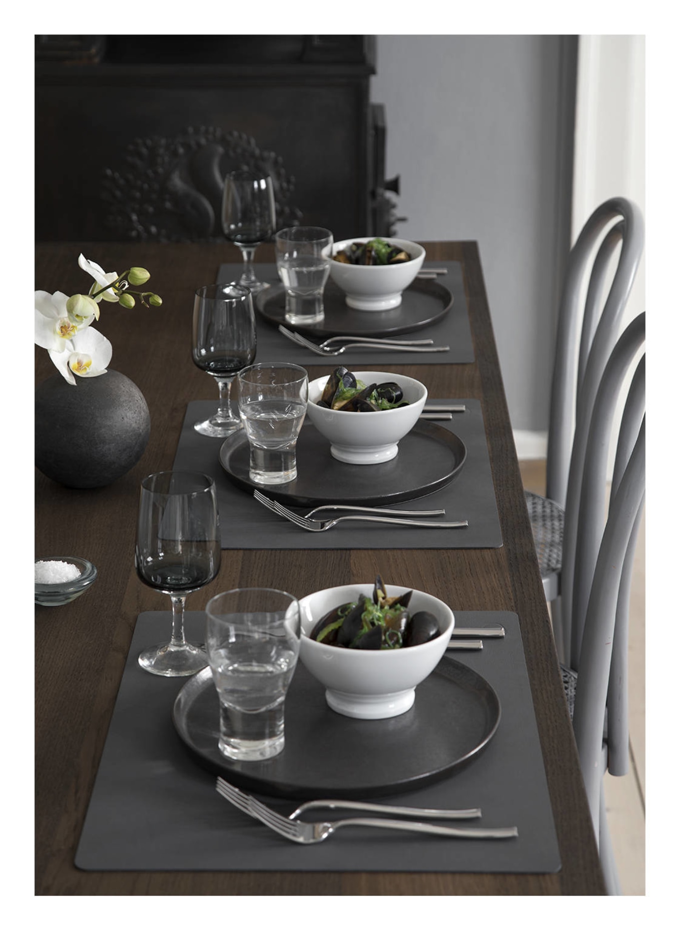 LINDDNA Placemats SQUARE L made of leather, Color: DARK GRAY (Image 2)