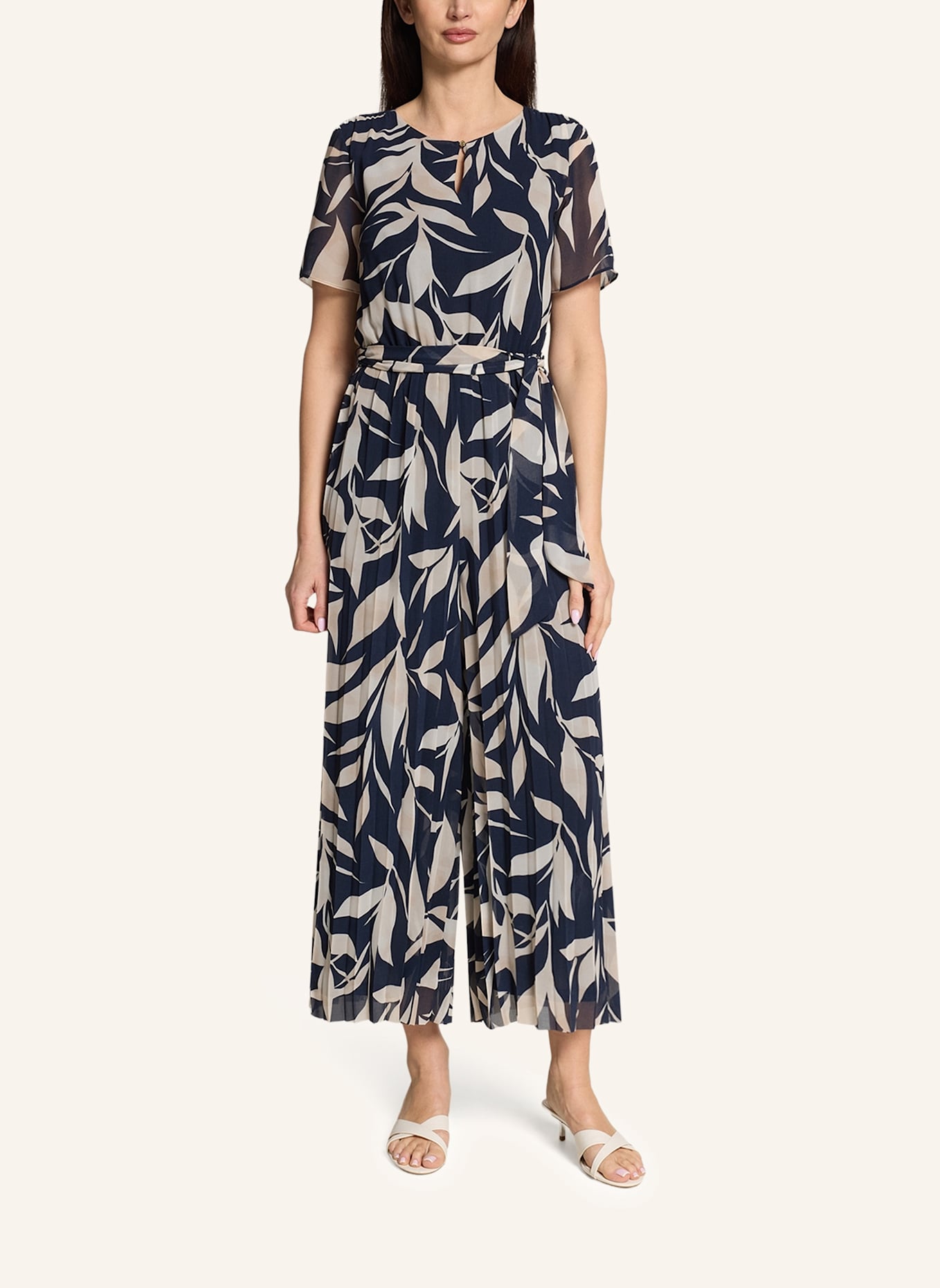 BETTY&CO Jumpsuit mit Plissee: DUNKELBLAU