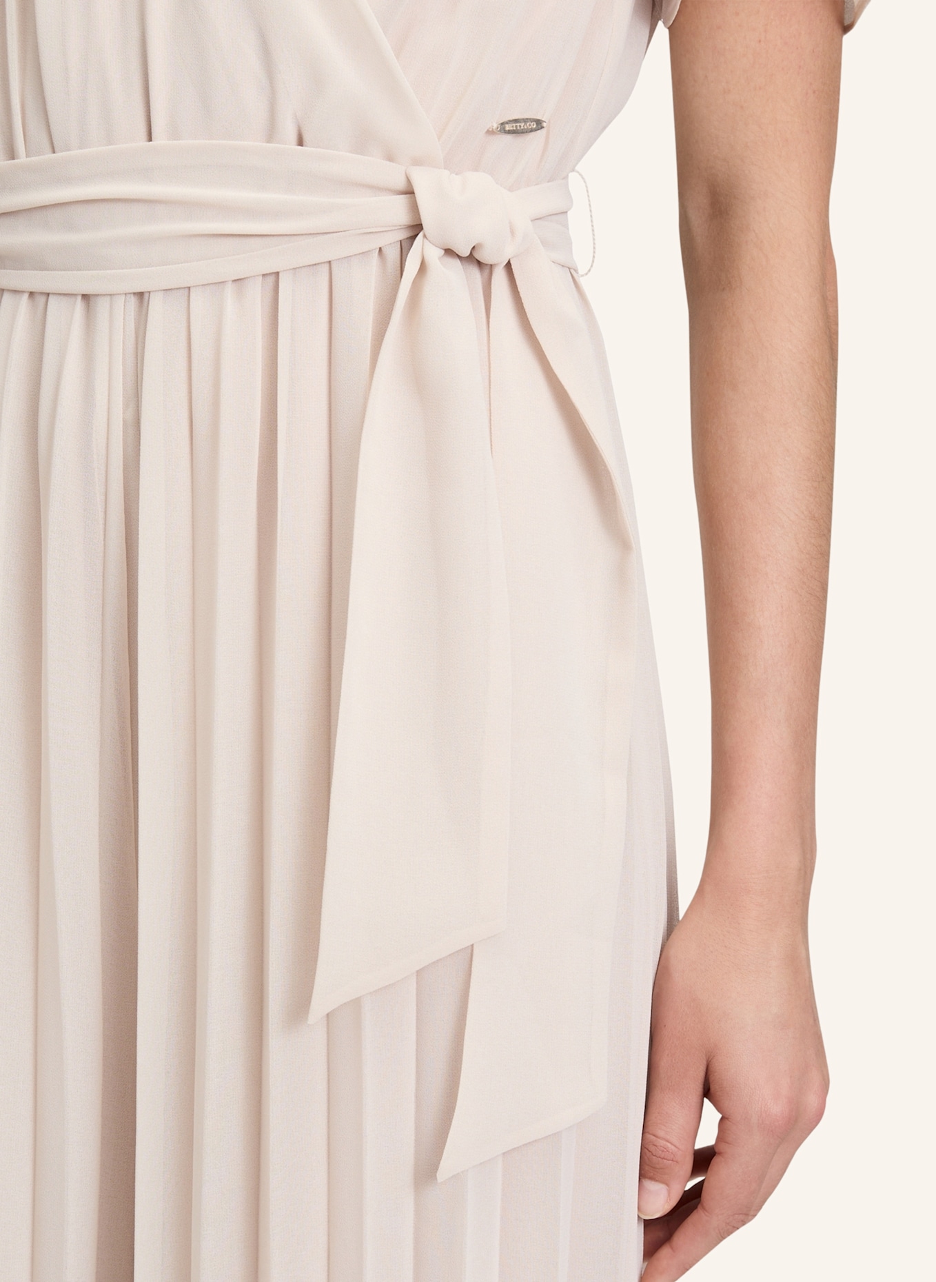 BETTY&CO Jumpsuit mit Plissees: GRAU