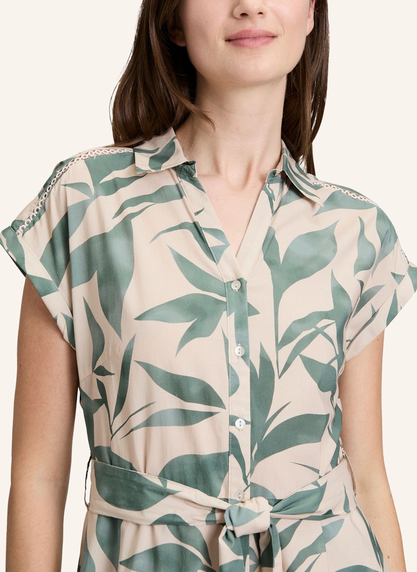 BETTY&CO Hemdblusenkleid mit Print: GRÜN