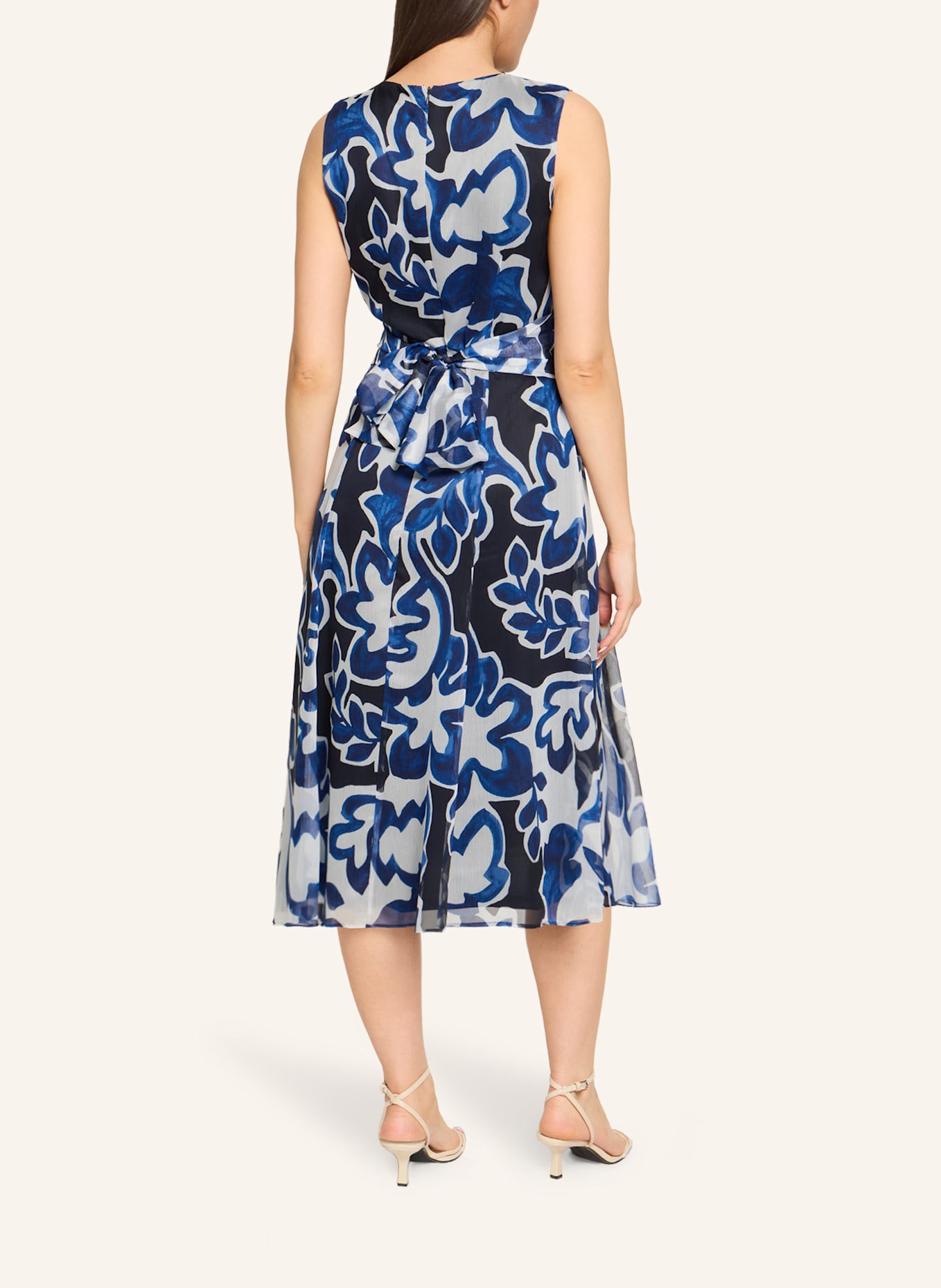 BETTY&CO Chiffonkleid ohne Arm: WEISS/ BLAU
