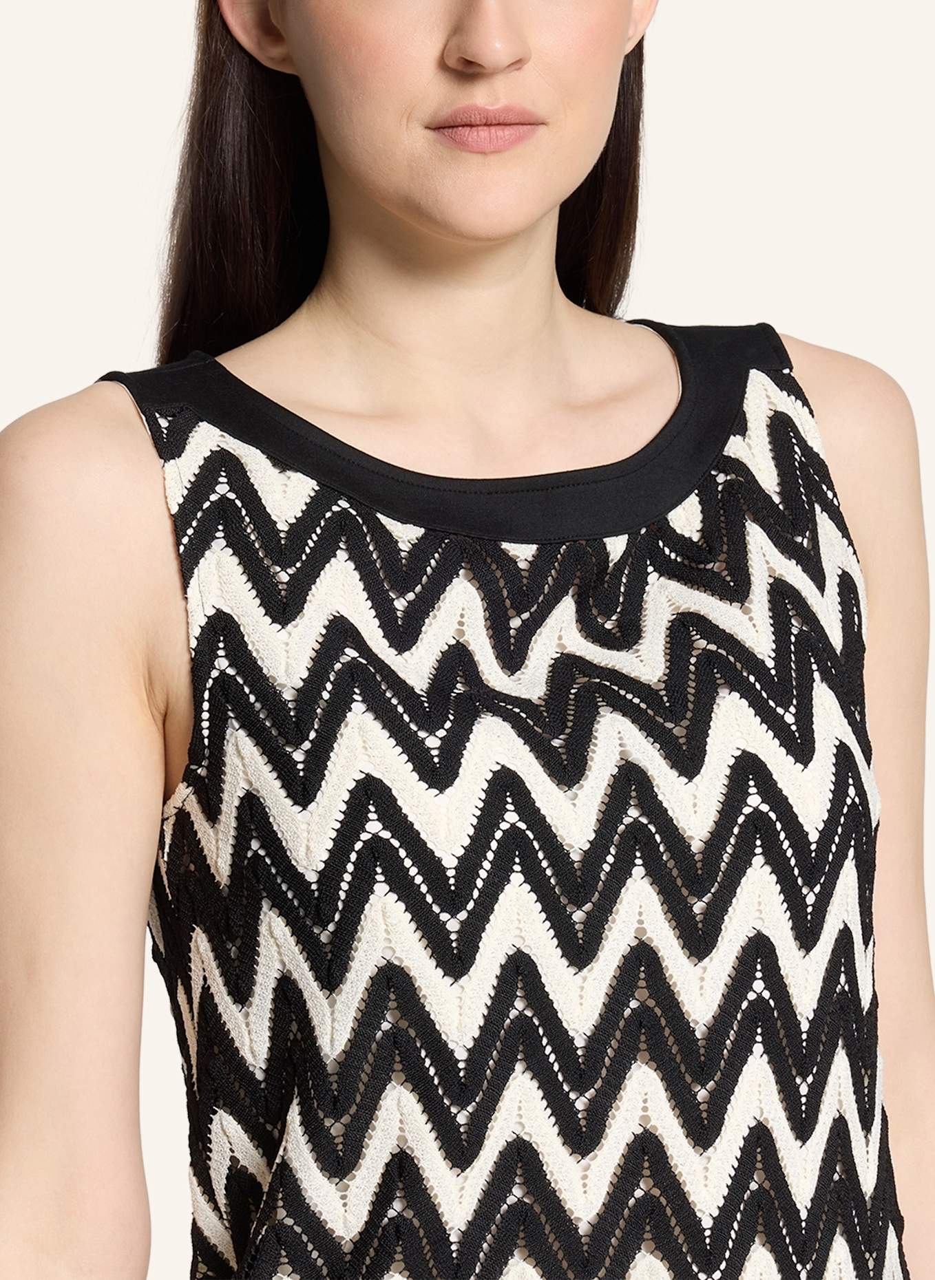 BETTY&CO Strukturshirt ohne Arm: SCHWARZ/ WEISS