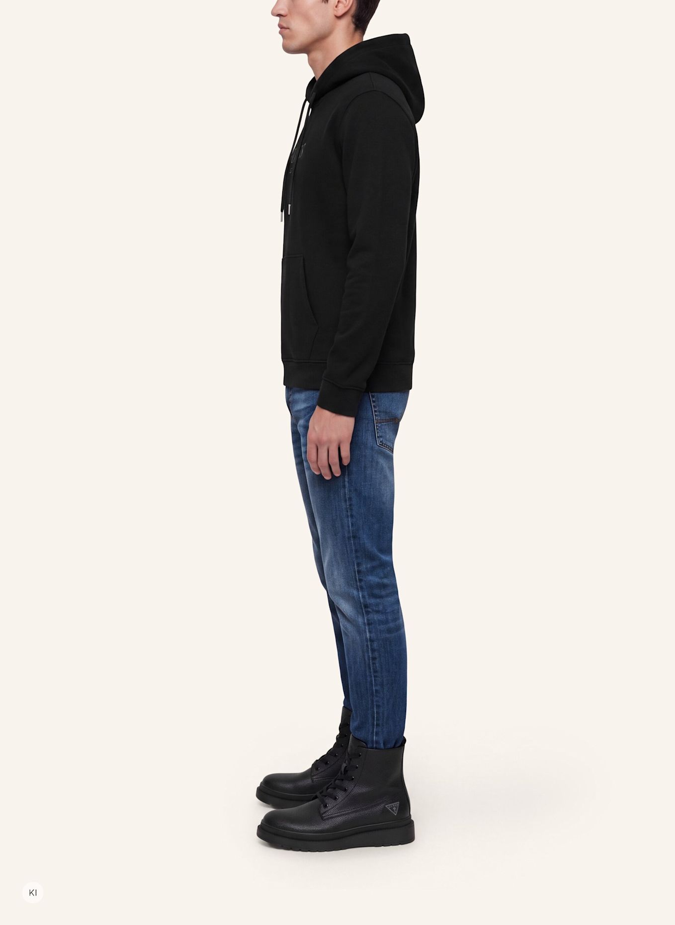 GUESS Sweatshirt: SCHWARZ