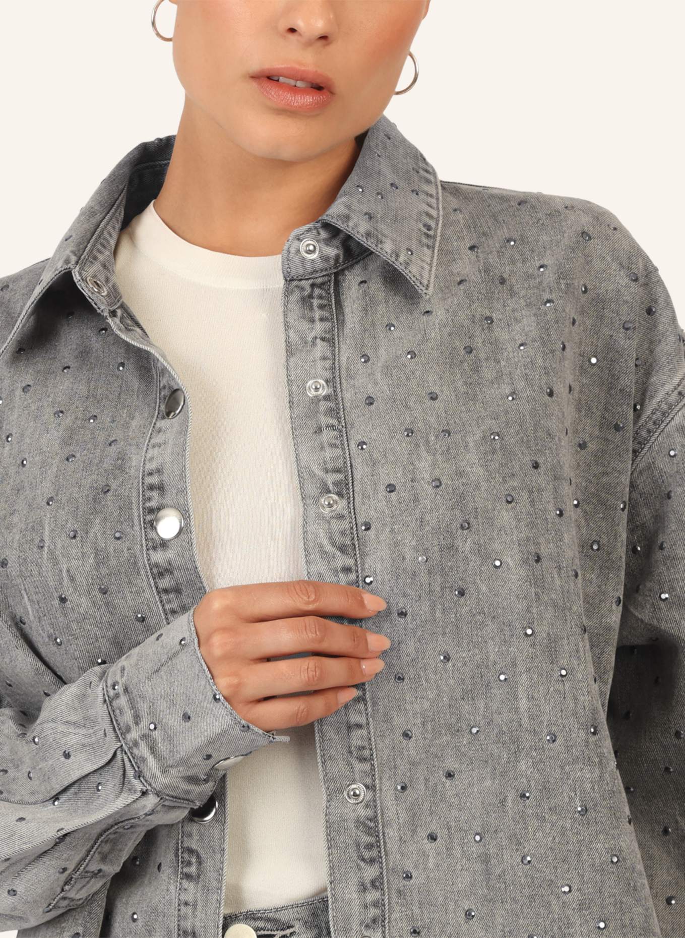 APART Jeanshemd mit Kristallsteinen: GRAU