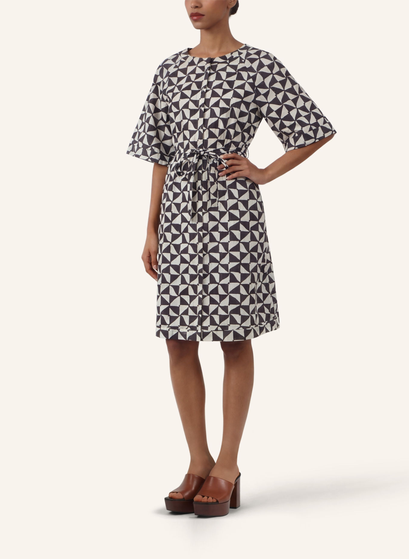 APART Kurzes Kleid: SCHWARZ / CREME