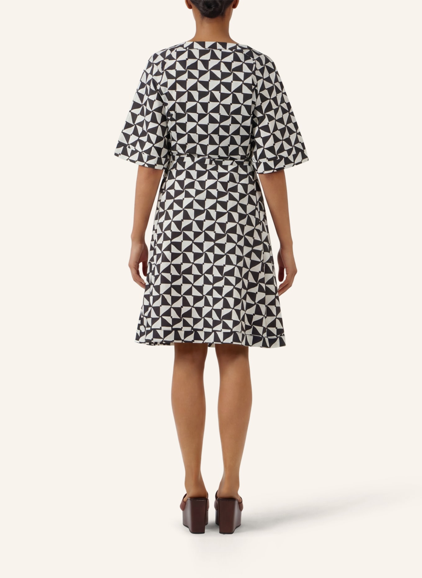 APART Kurzes Kleid: SCHWARZ/ CREME