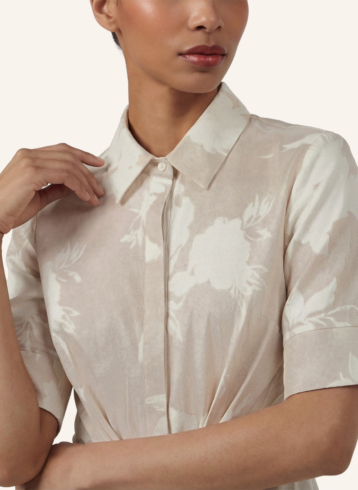 APART Kurzes bedrucktes Kleid: BEIGE/ WEISS