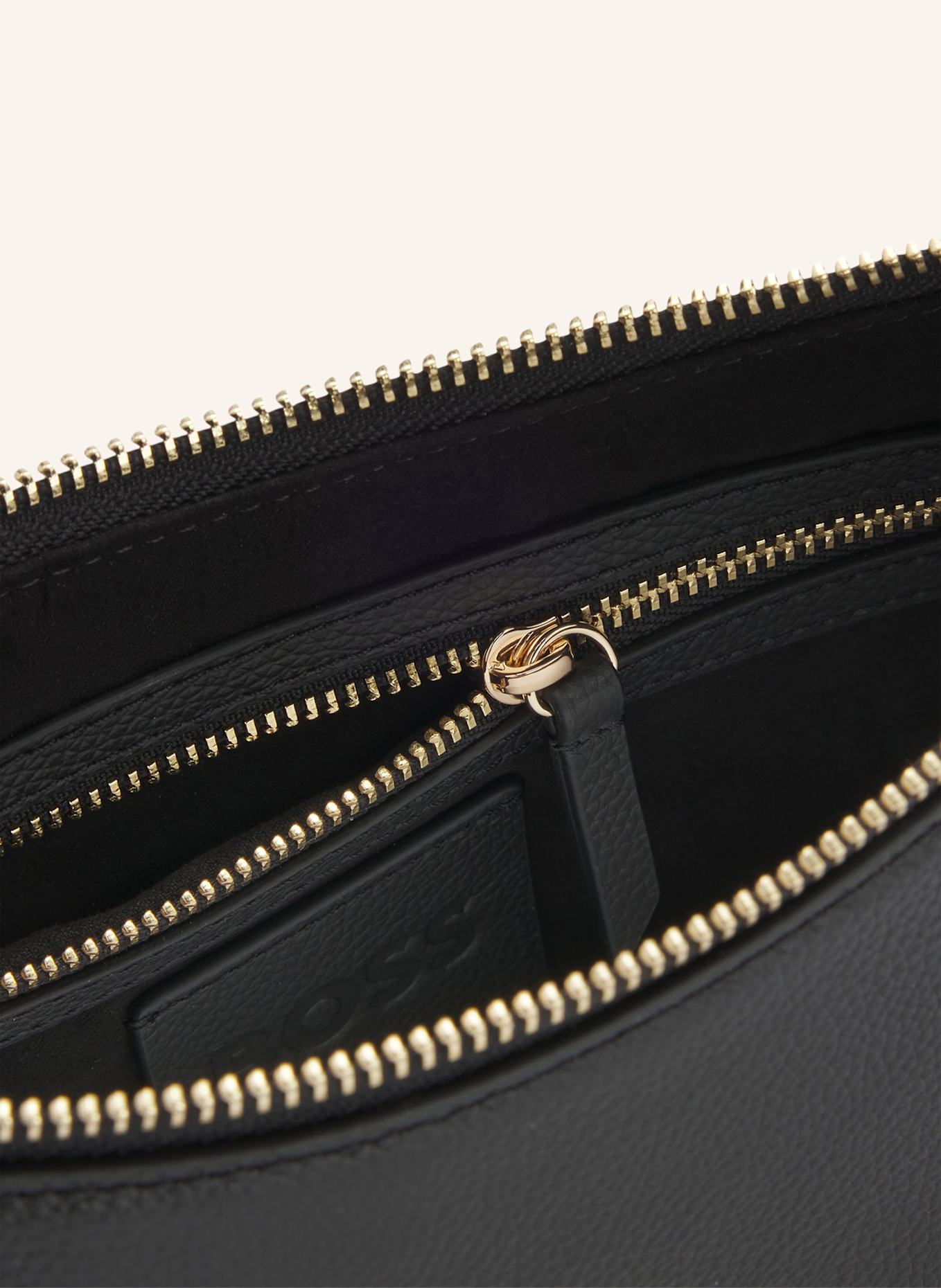 BOSS Crossbody-Tasche BOSS BEYOND HALFMOON: SCHWARZ