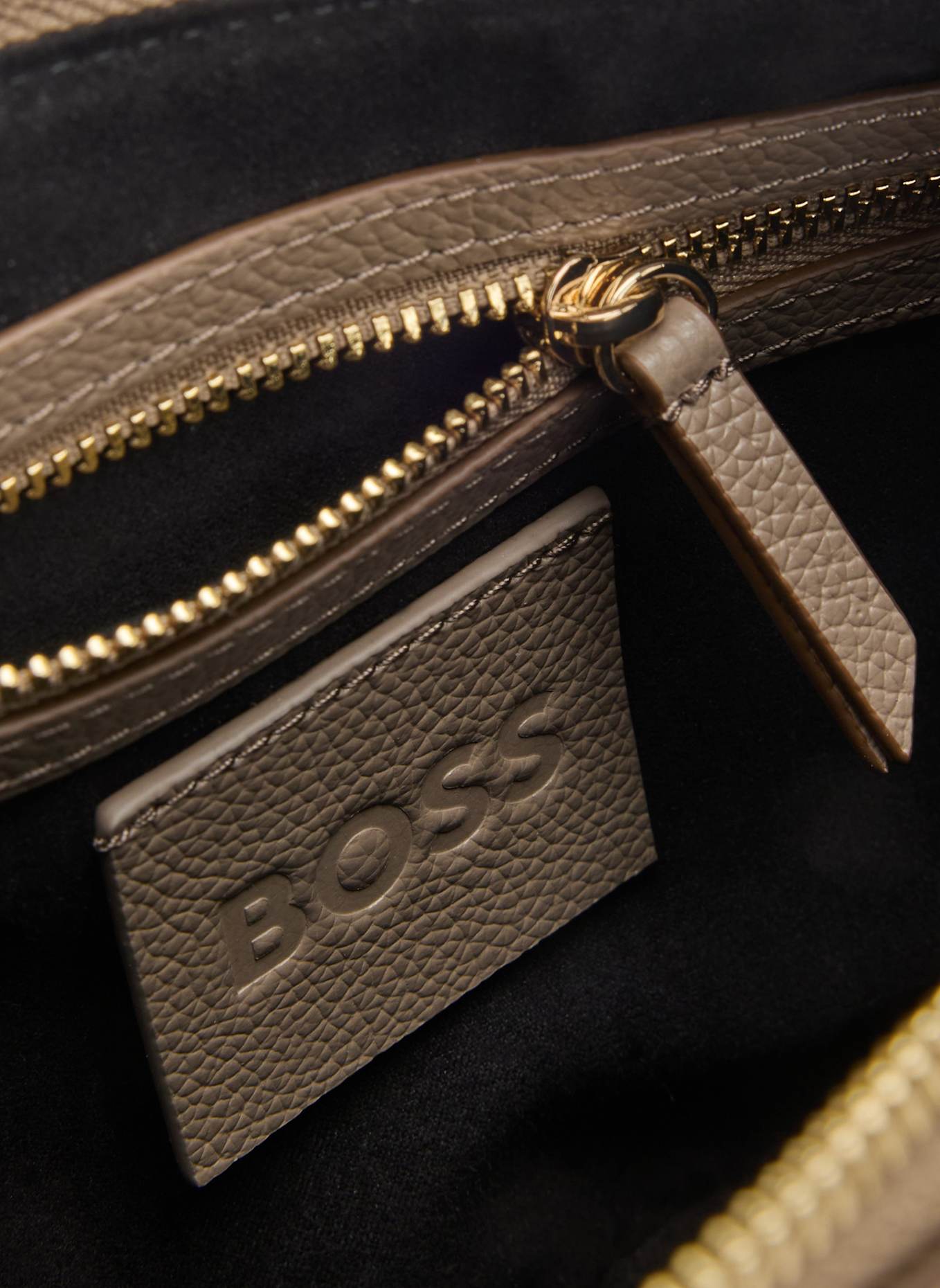 BOSS Crossbody-Tasche BOSS BEYOND HALFMOON: HELLBRAUN