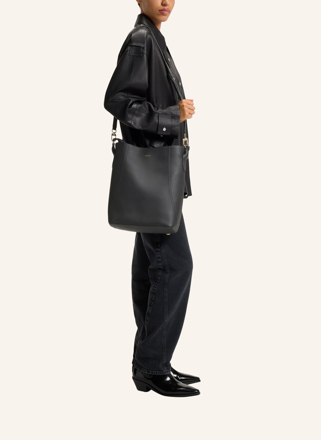 BOSS Umhängetasche LENAH BUCKET: SCHWARZ