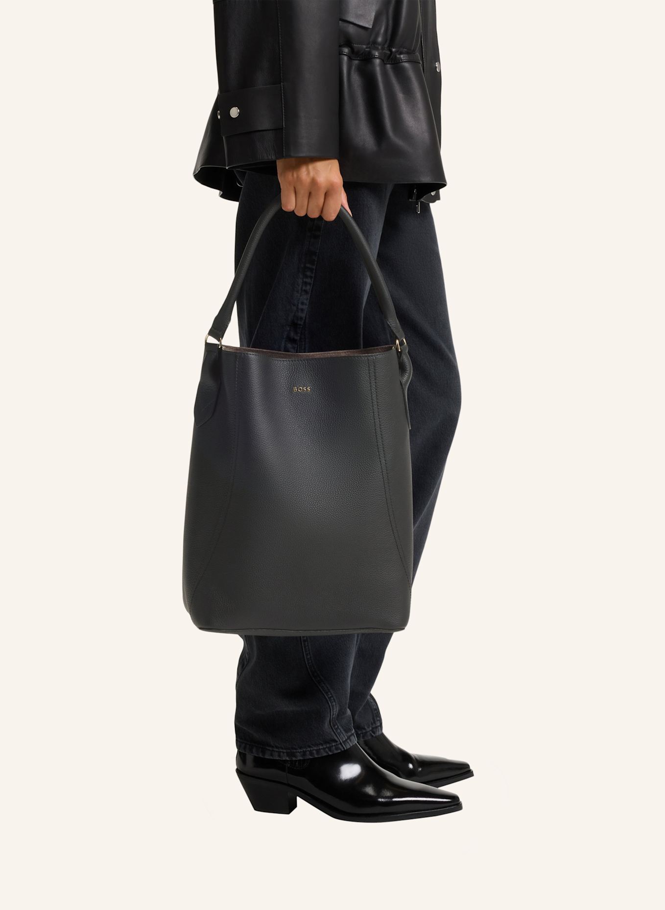 BOSS Umhängetasche LENAH BUCKET: SCHWARZ