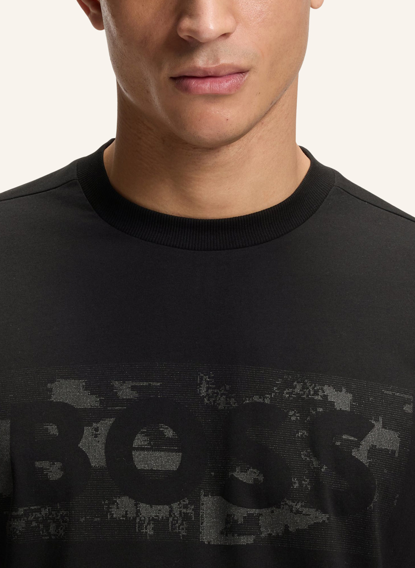 BOSS T-Shirt TS_GLOBE LOGOPATTERN Regular Fit: SCHWARZ