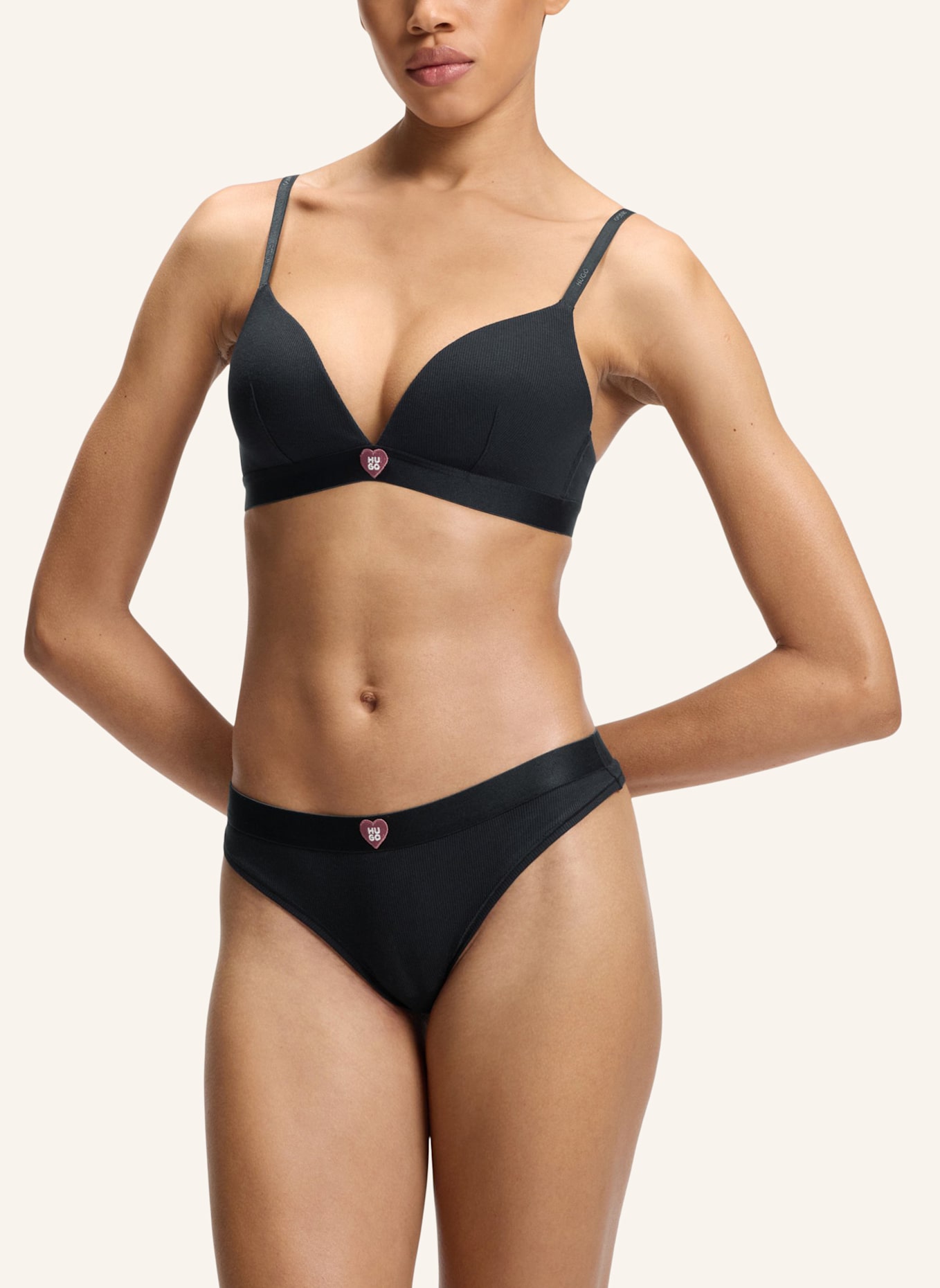 HUGO Bh HUGO HEART TRIANGLE: SCHWARZ