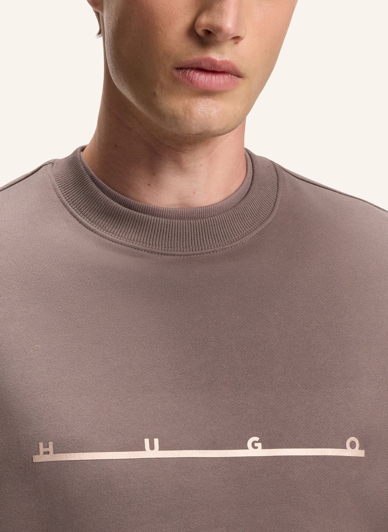 HUGO Sweatshirt DATRISWEAT Relaxed Fit: BRAUN