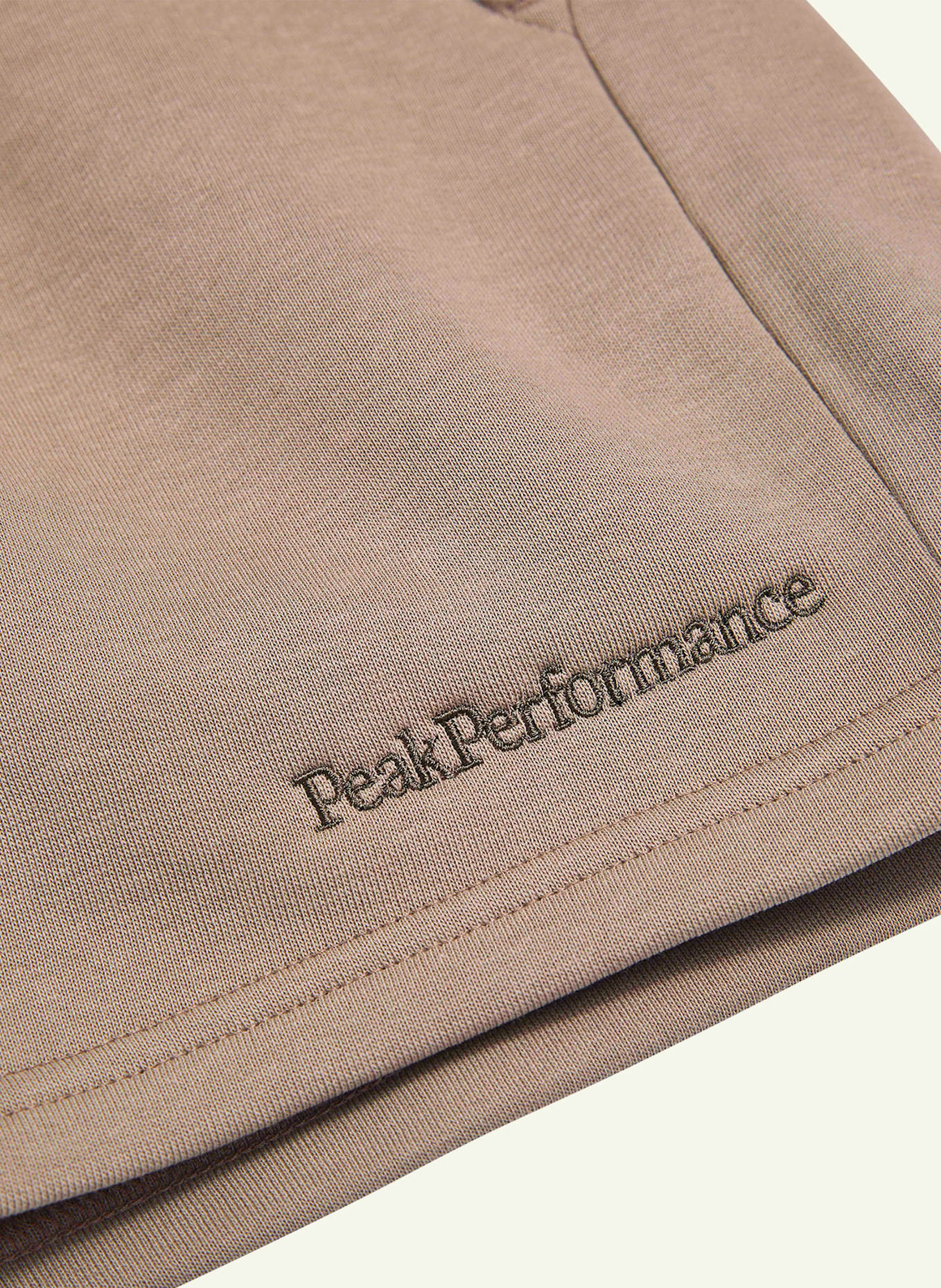 Peak Performance Sweatshorts: HELLBRAUN