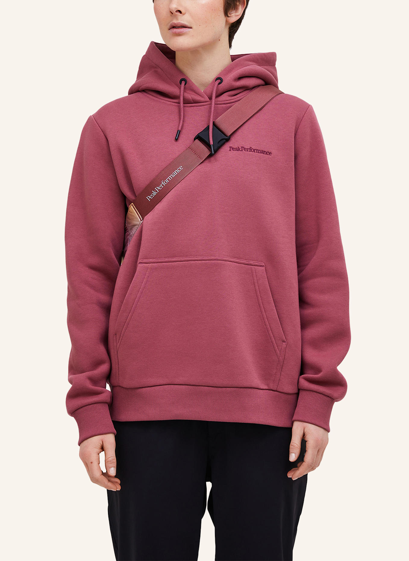 Peak Performance Hoodie: DUNKELLILA