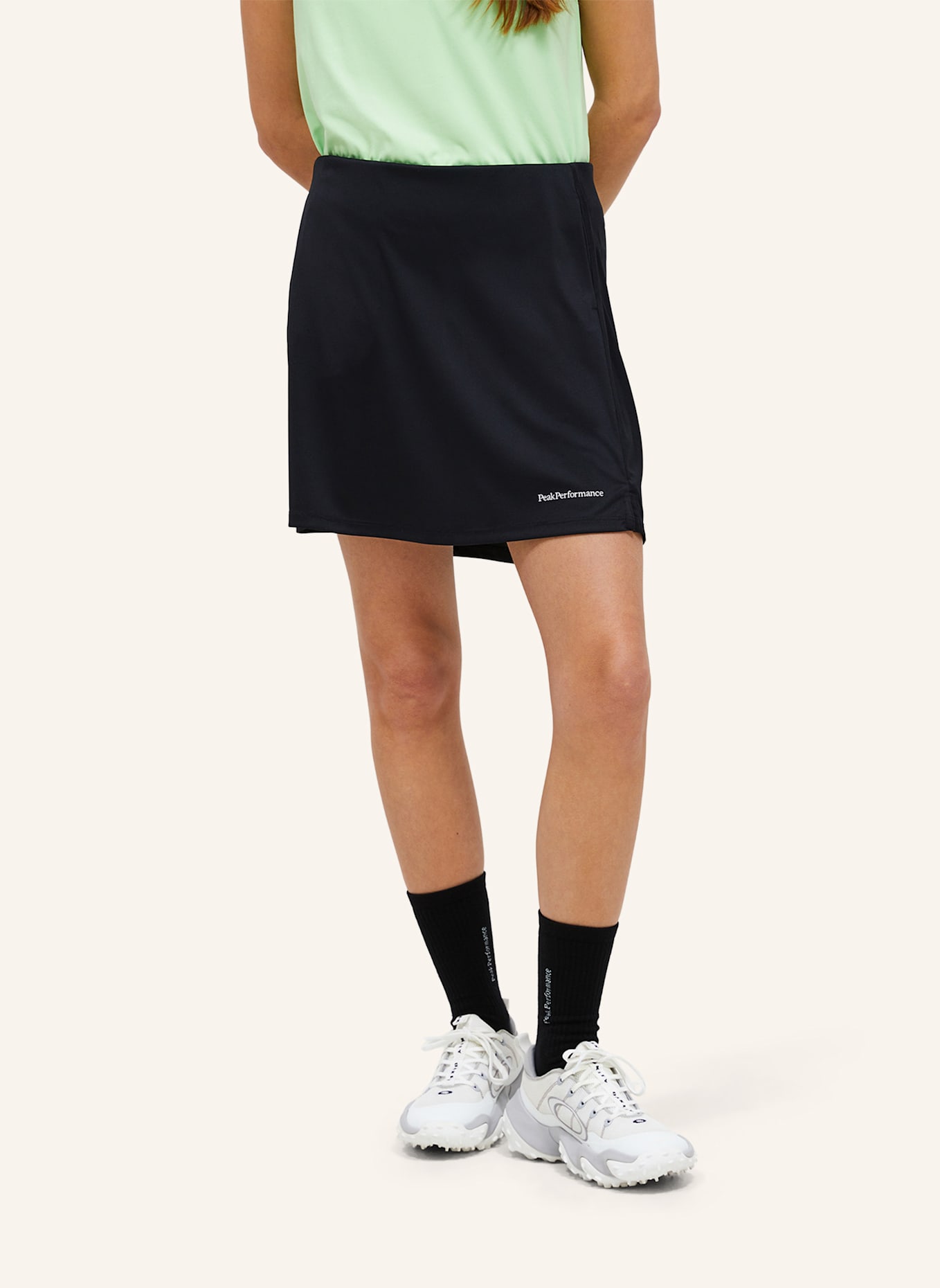Peak Performance Skort: SCHWARZ