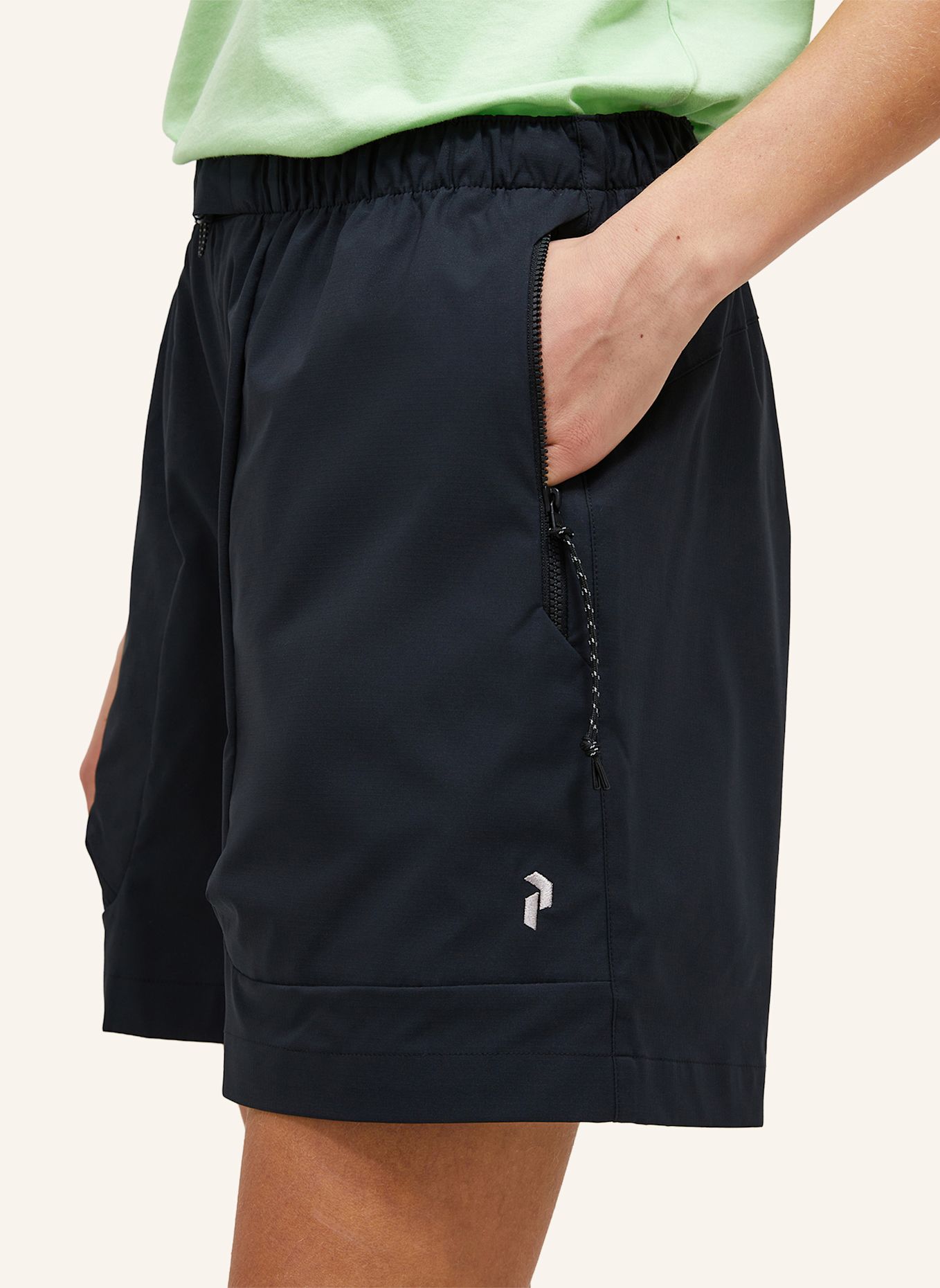 Peak Performance W Outdoor Cargo Shorts Cargoshorts: SCHWARZ
