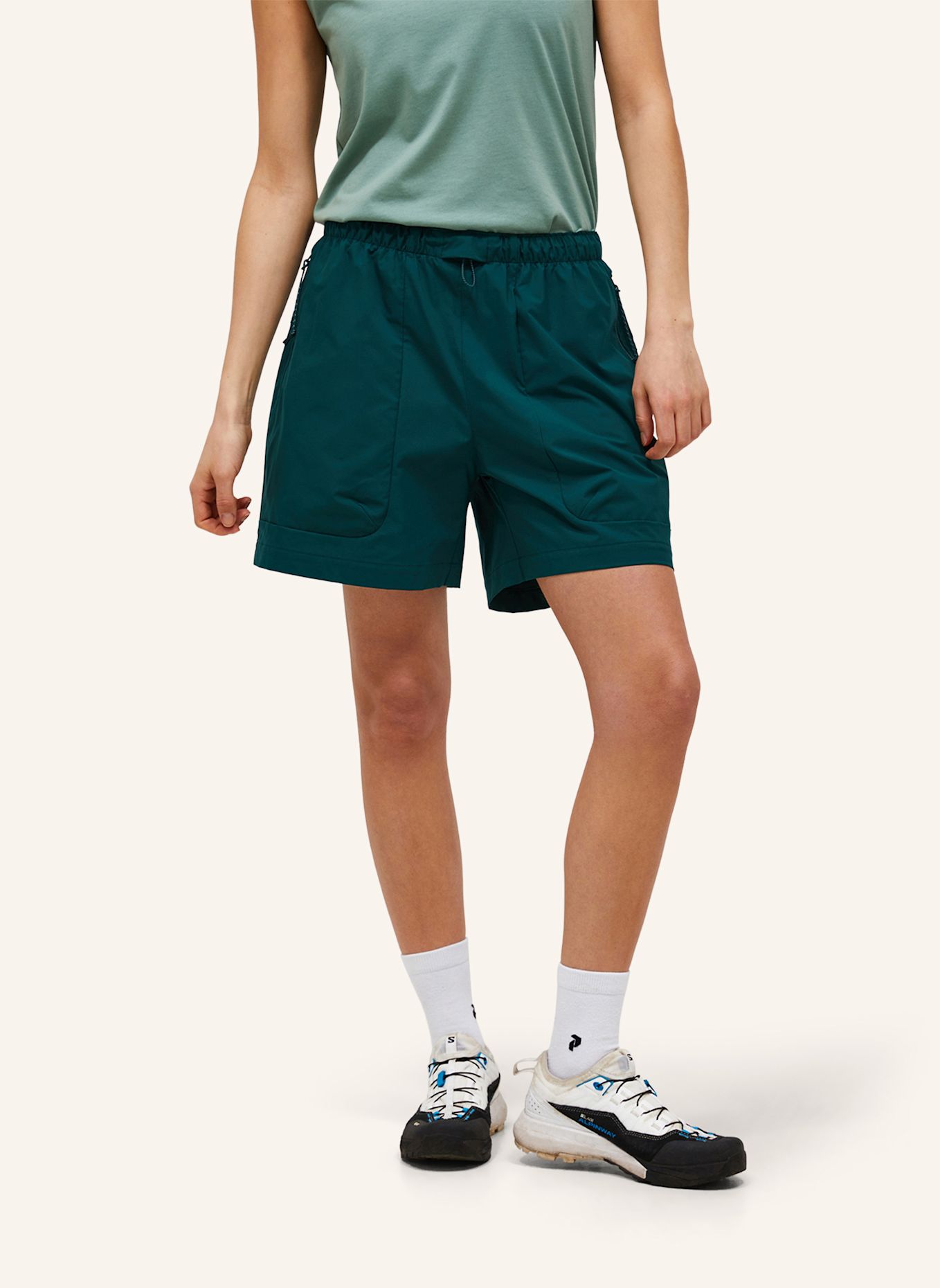 Peak Performance W Outdoor Cargo Shorts Cargoshorts: NEONBLAU