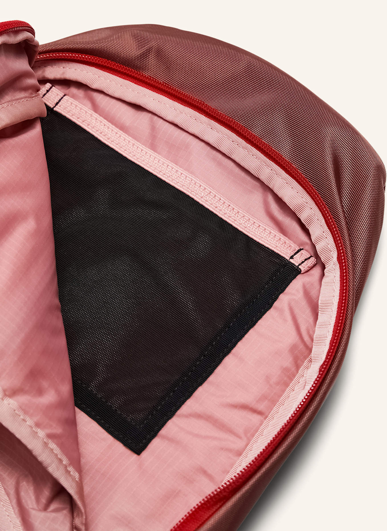 Peak Performance Umhängetasche: DUNKELLILA