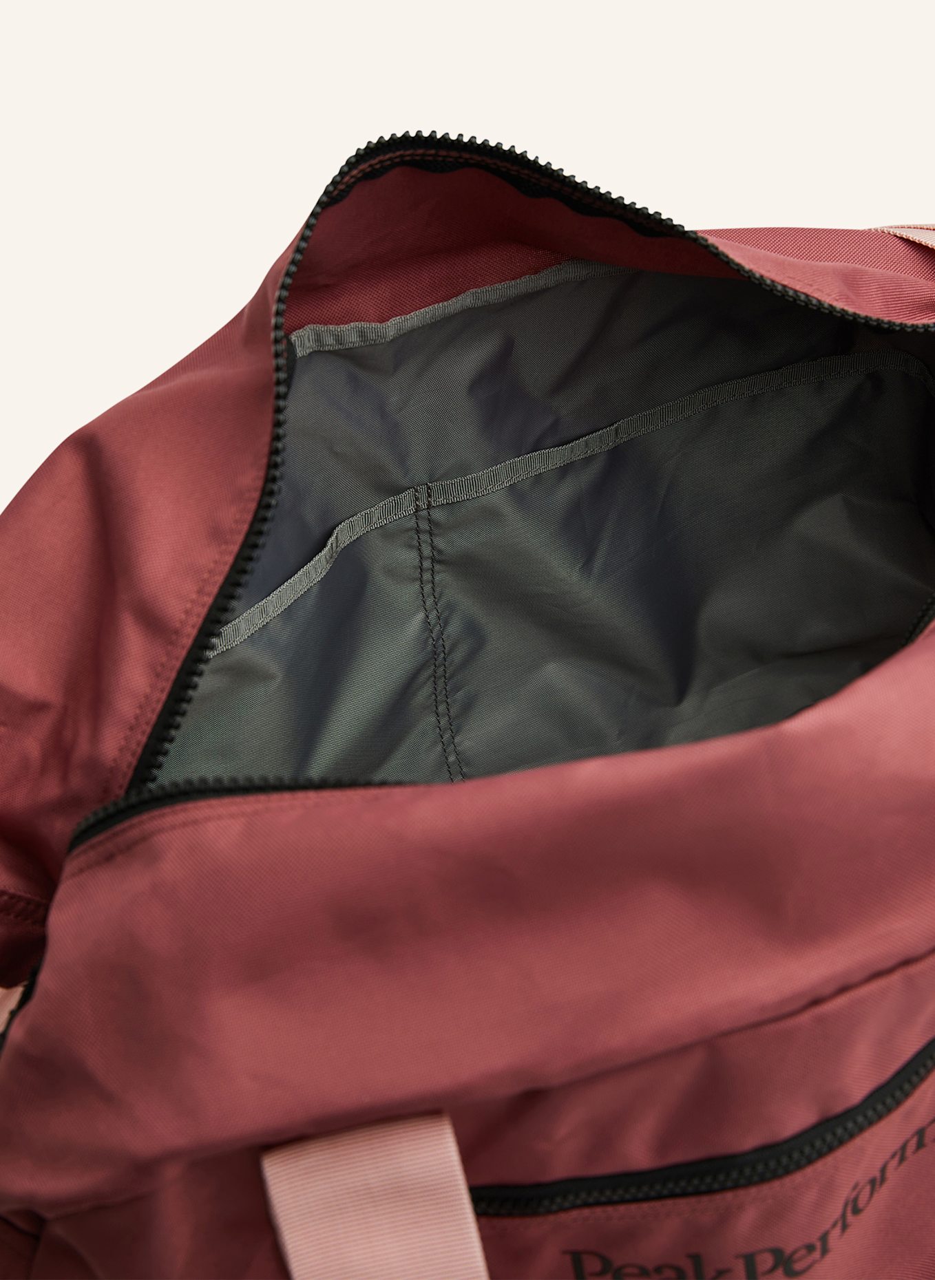 Peak Performance Detour 35L Sporttasche: DUNKELLILA