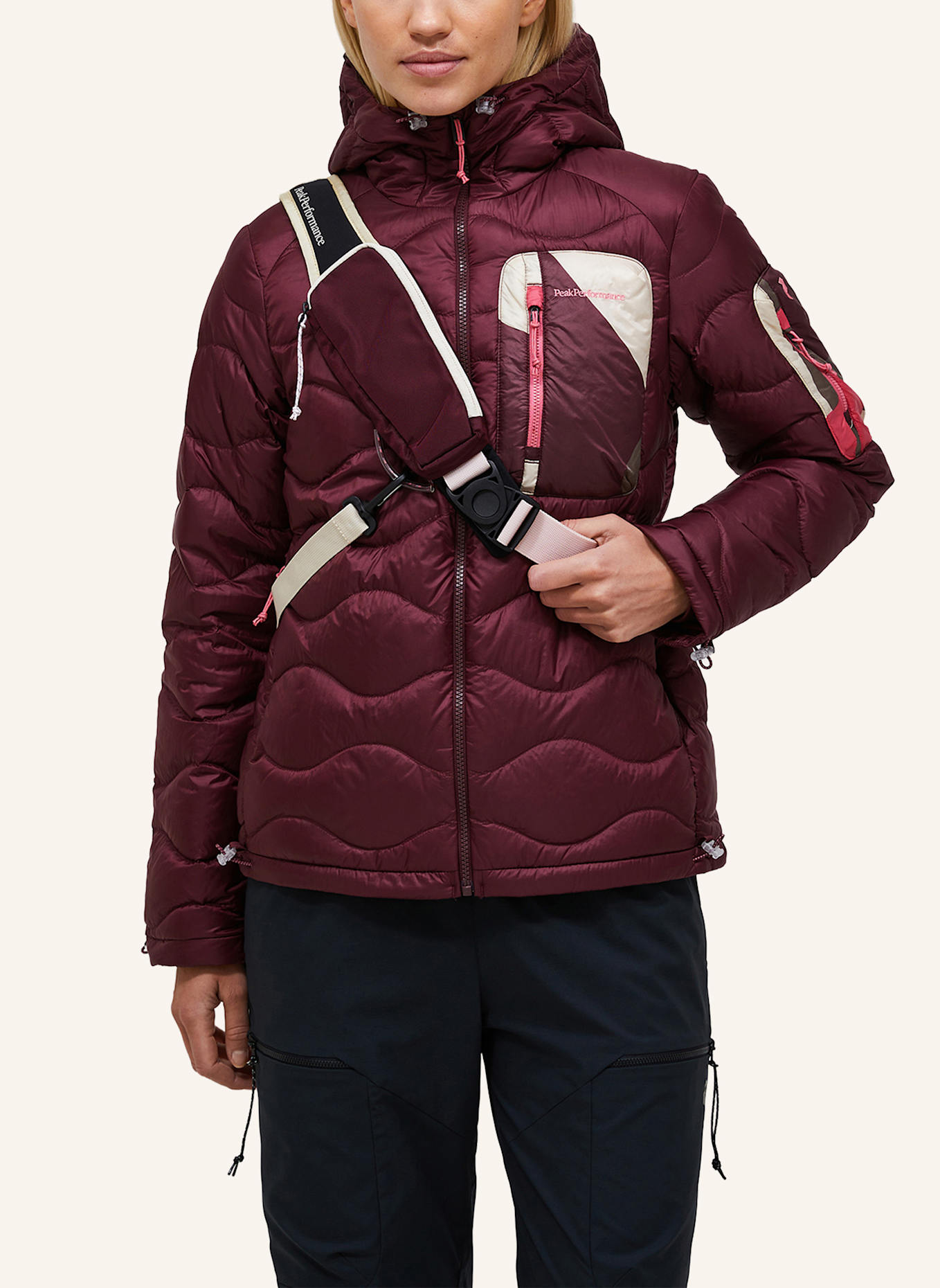 Peak Performance Umhängetasche 4,5 l: DUNKELROT