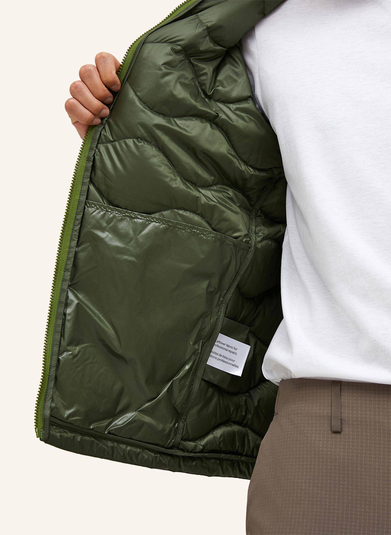 Peak Performance Lightweight-Daunenjacke HELIUM UTILITY: OLIV
