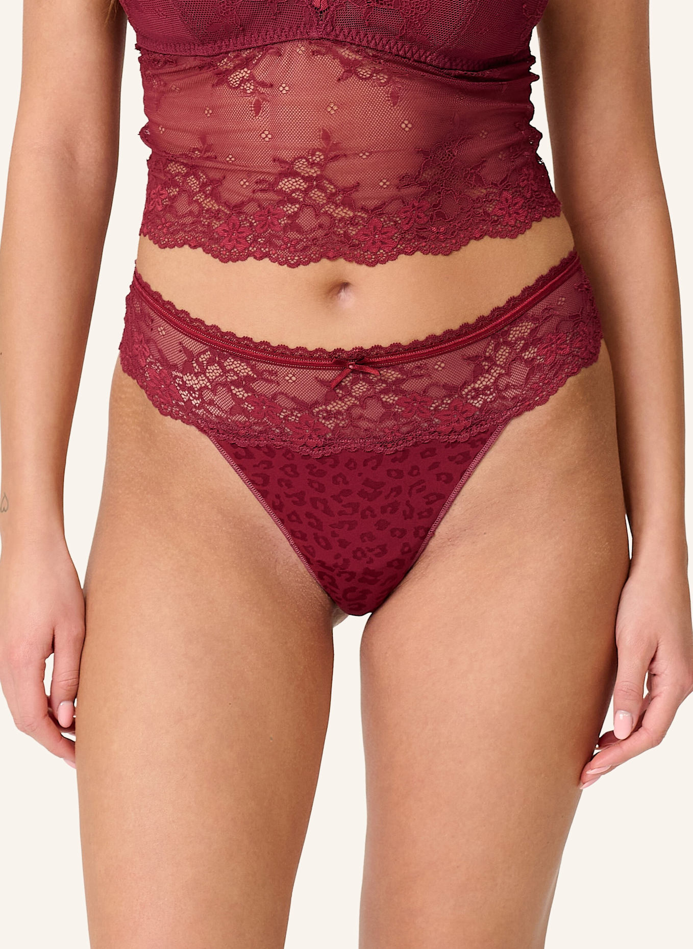 LINGADORE DAILY String: DARK RED