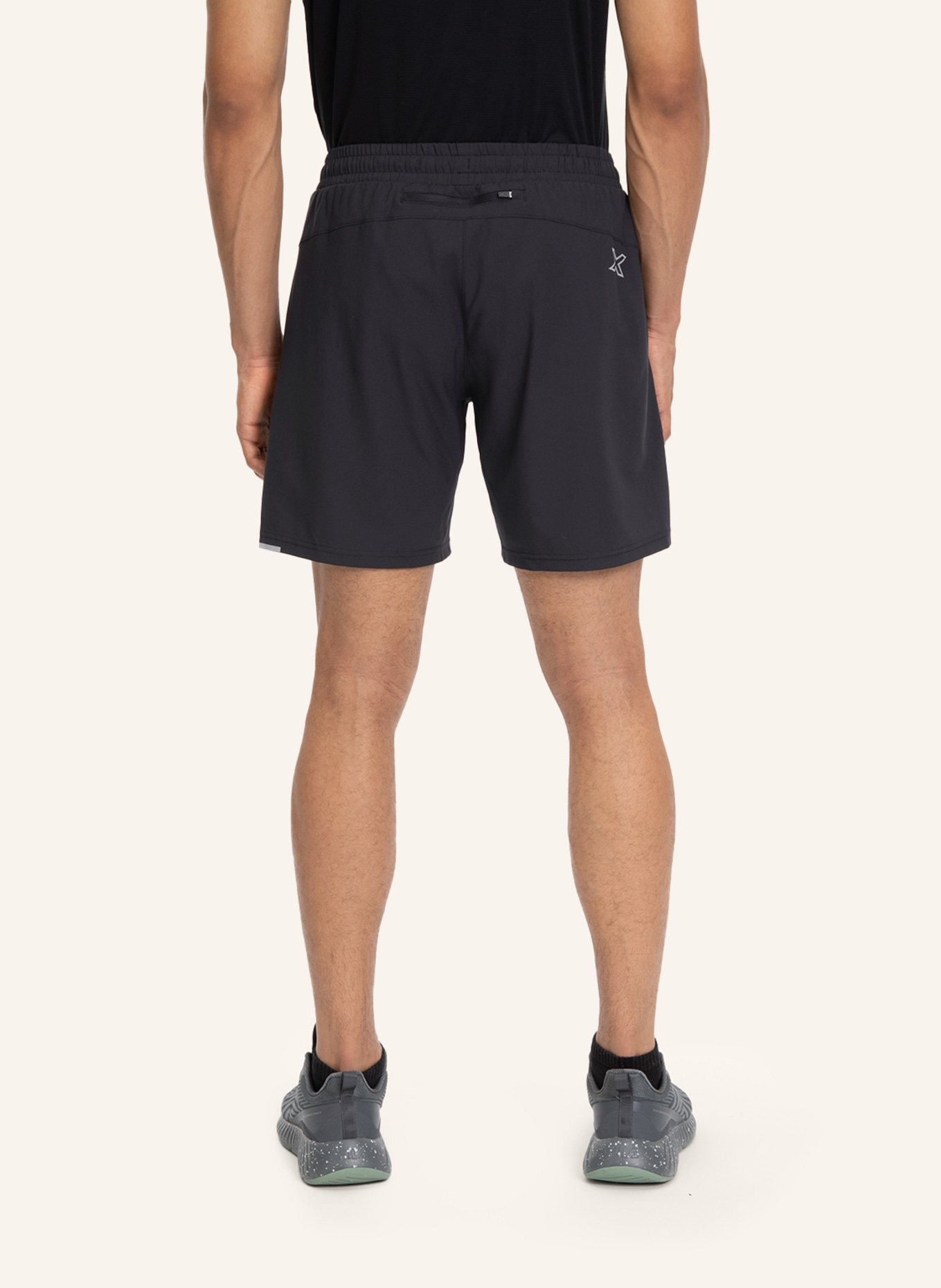 2XU Laufshorts AERO 7 INCH, Farbe: SCHWARZ/ SILBER (Bild 2)