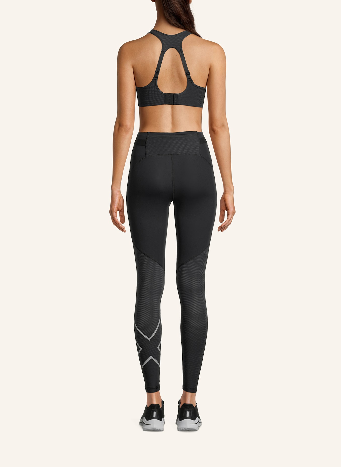 2XU Sport-BH AERO MESH MEDIUM IMPACT BRA: SCHWARZ