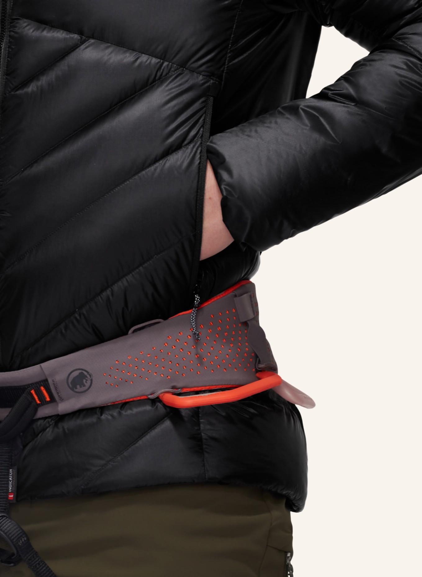 MAMMUT Daunenjacke TAISS  mit Kapuze: SCHWARZ