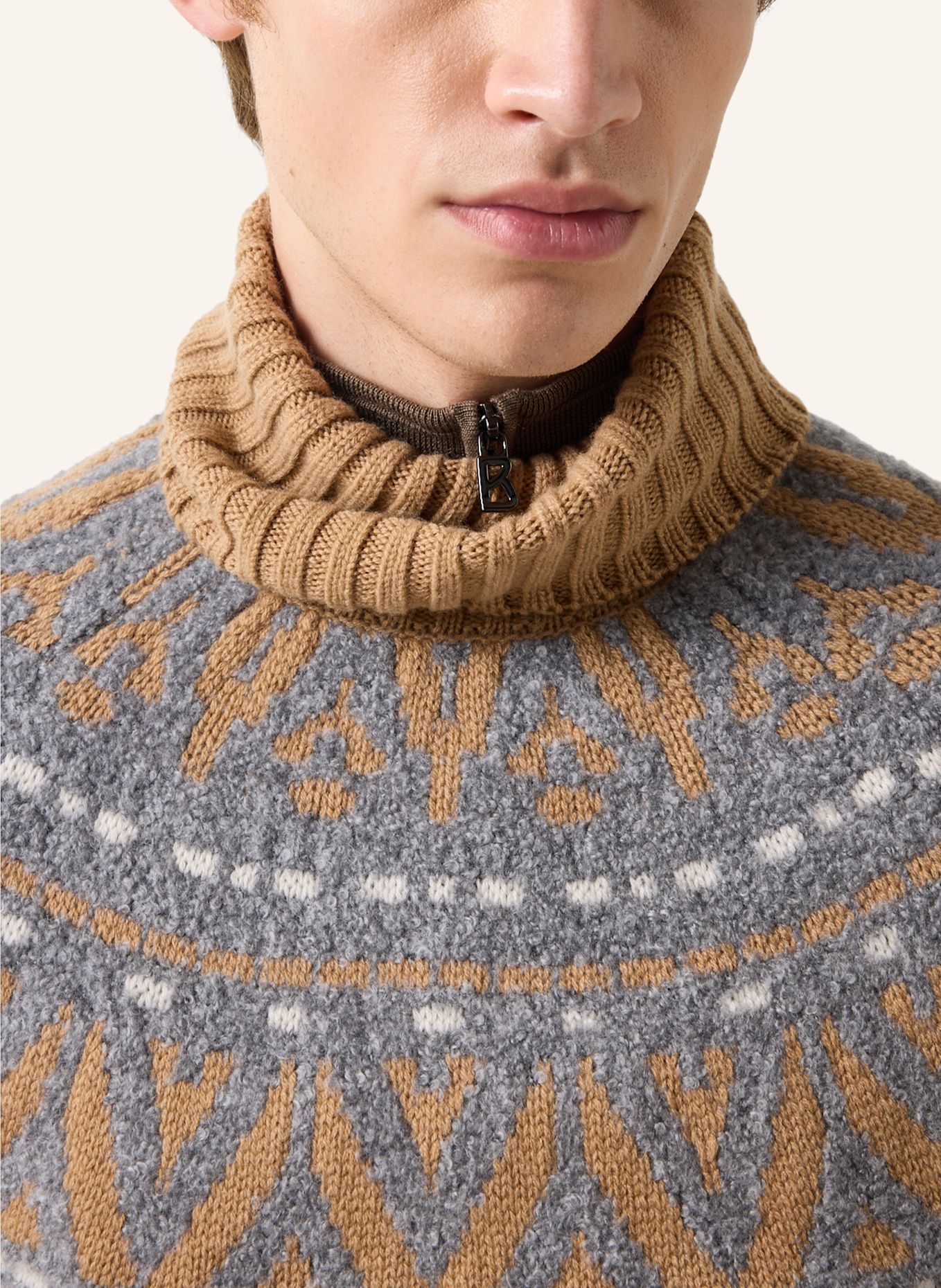 BOGNER ROXTER coltrui van kasjmier: CAMEL / LICHTGRIJS
