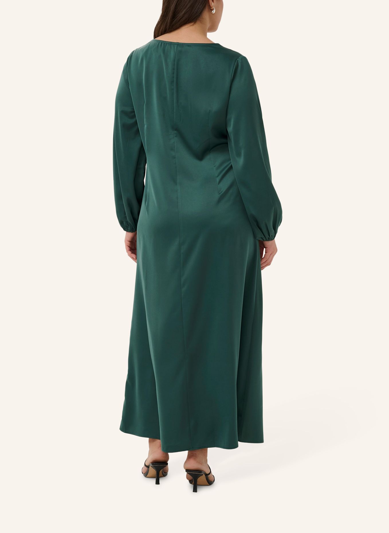 KAFFE curve Maxikleid KCJAMIE aus Satin: GRÜN